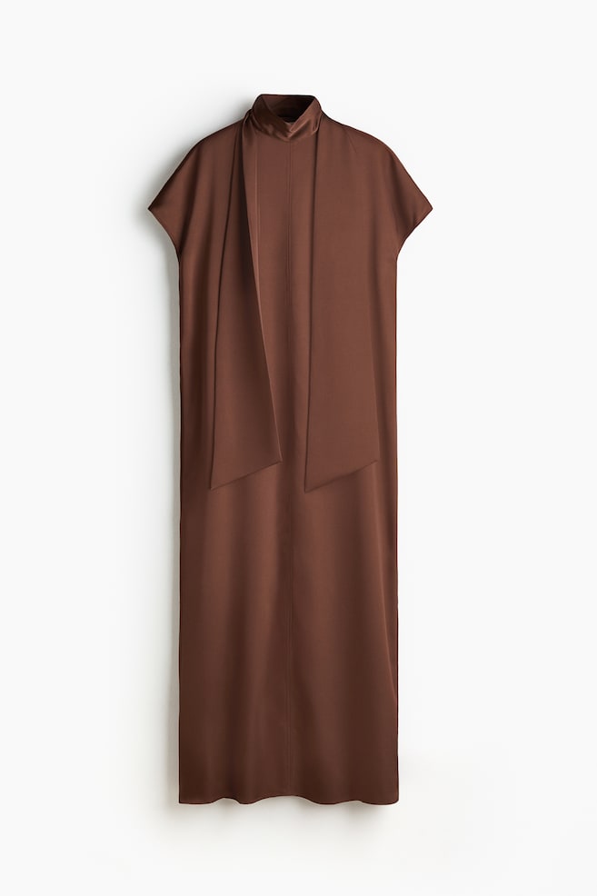 Ein braunes Kleid mit Satin-Oberfläche zeigt einen hohen Kragen mit einem drapierten Bindendetail, das vorne herunterfließt. Das Kleid hat kurze Kappärmel und eine gerade, midi-lange Silhouette. - 1