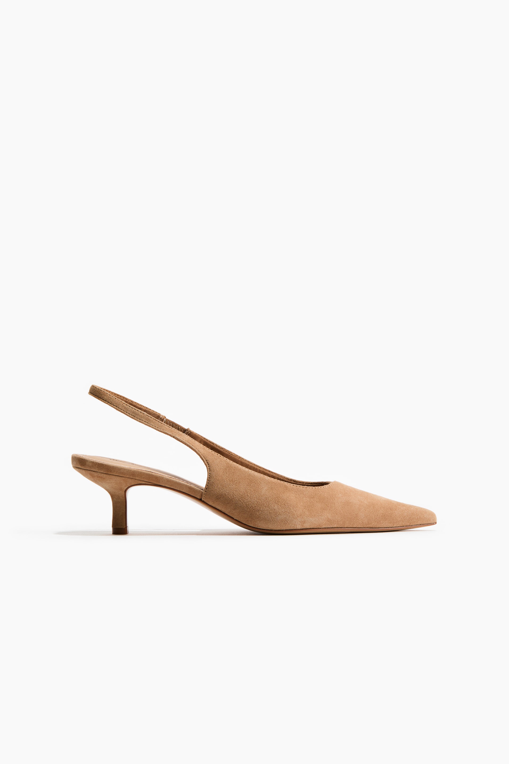 Ampliar la imagen: Zapato slingback de gamuza color camel que presenta una puntera puntiaguda, una tira estrecha en el talón y un tacón kitten cubierto de la misma gamuza.