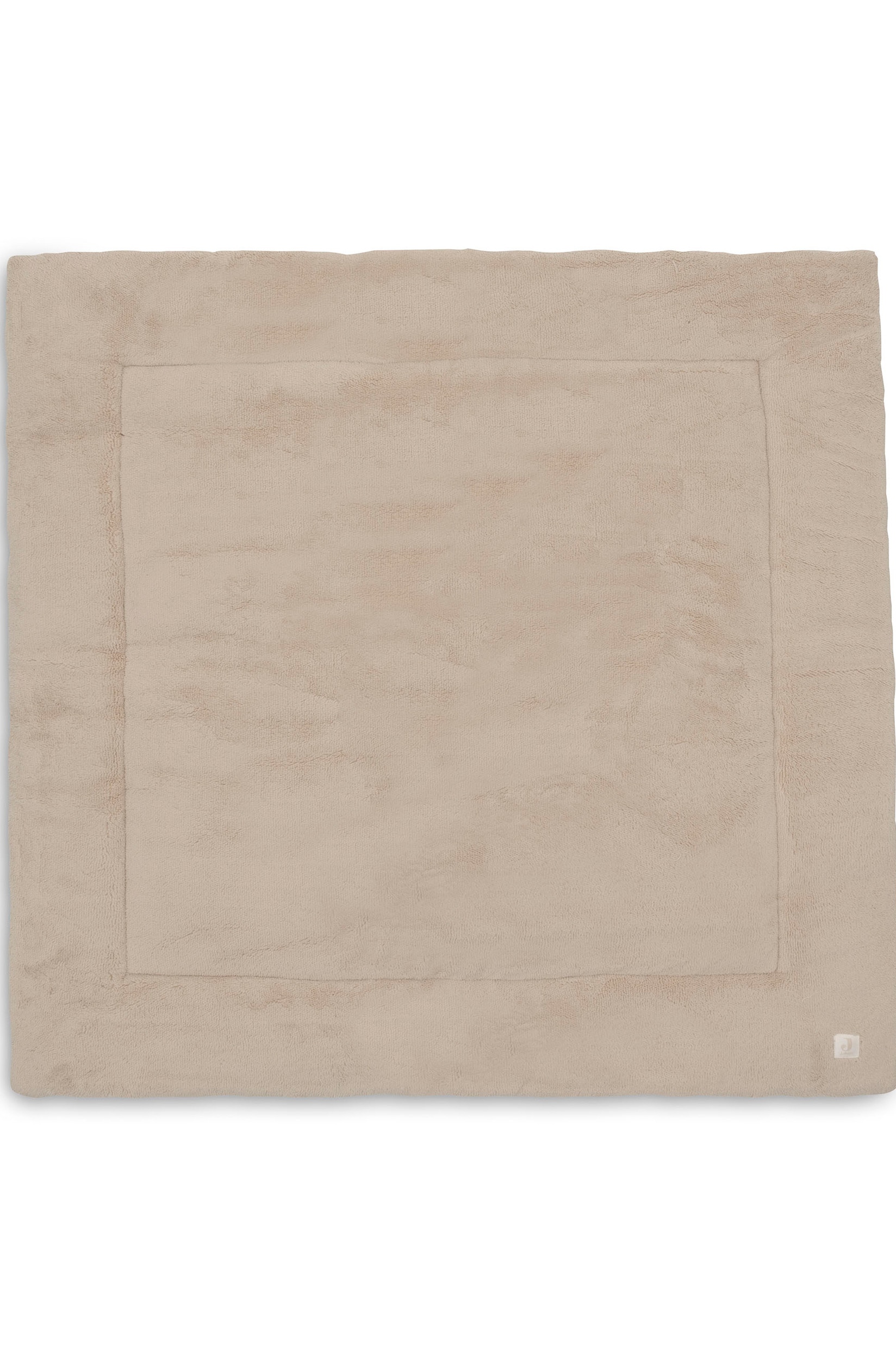 Een zachte, zandkleurige en pluizige boxmat met een luxe, getextureerd oppervlak ligt vlak in een houten box en biedt een gedempte en comfortabele ondergrond.