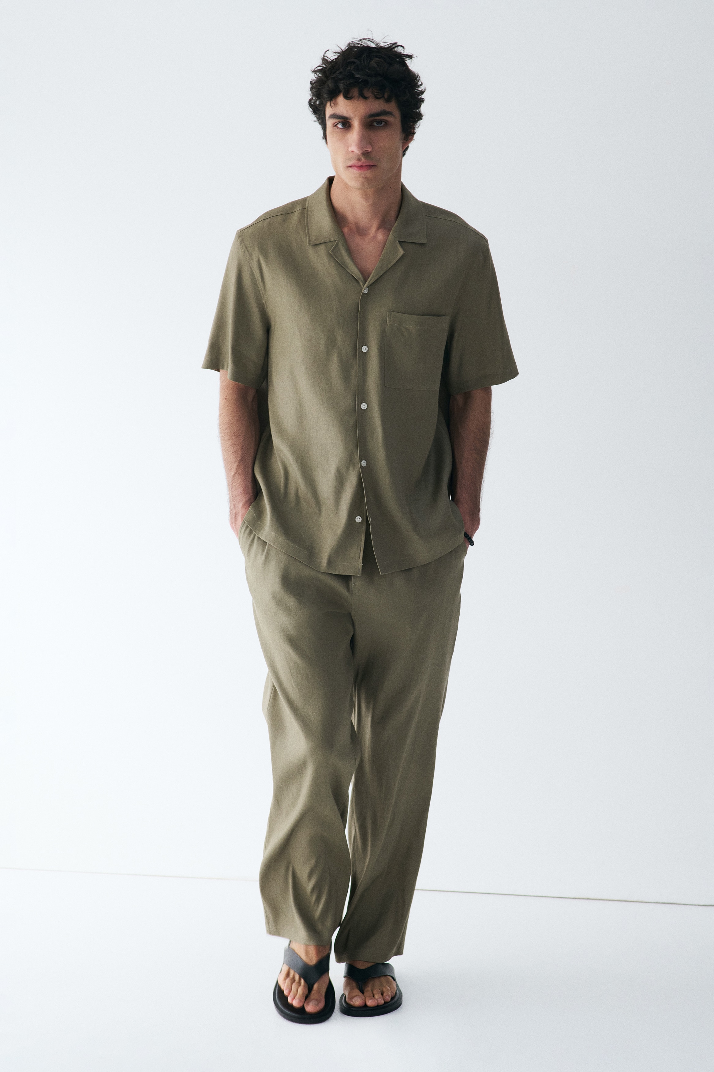 Easy Care Regular Fit リネンブレンドシャツ - カーキグリーン - Men