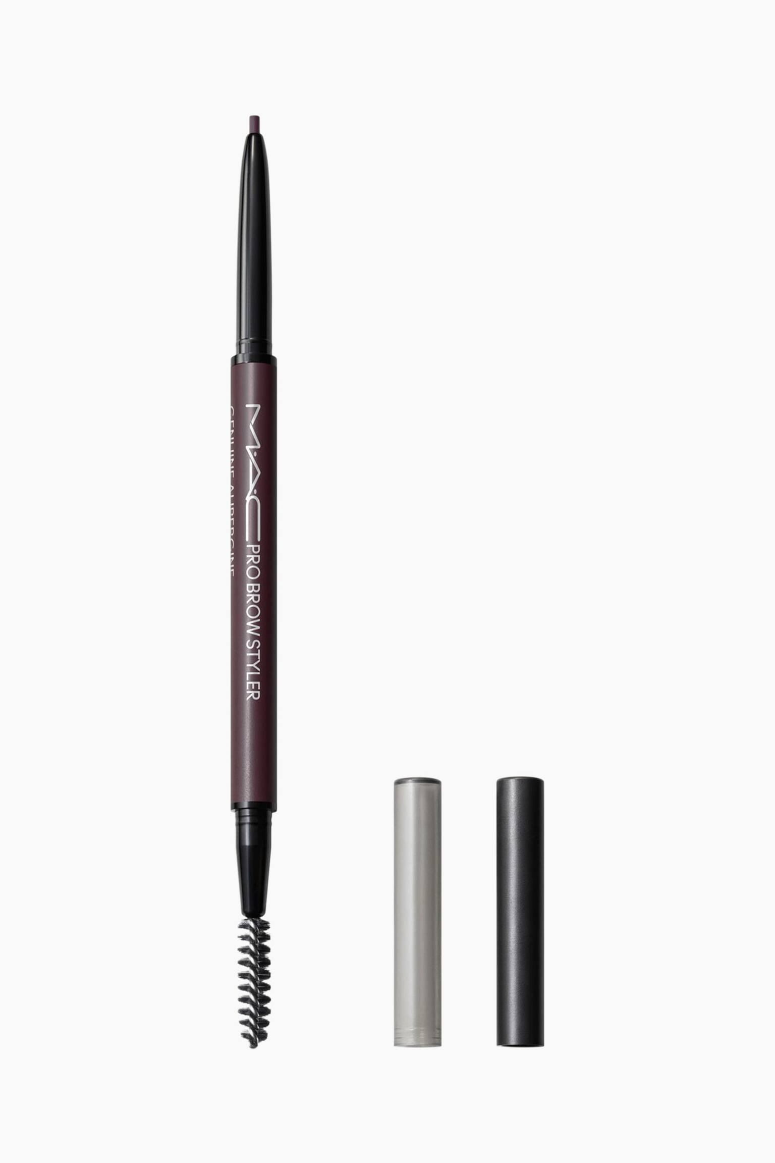 Pro Brow Styler Fill & Shade Brow Pencil står lodret og fremviser et dobbeltsidet design med en ukappet, forlænget fin spids øverst og en spoolie-børste nederst. Den mørke blommefarvede hylsterdel har hvid brandingtekst, mens to separate cylindriske låg i sølv og sort står lodret til højre.