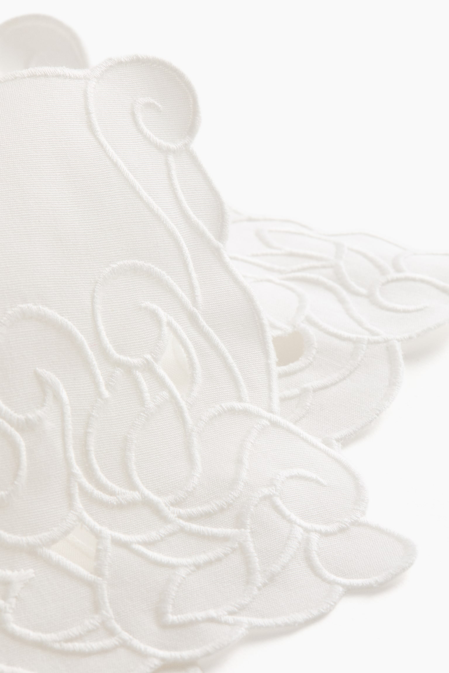 Embroidery-detail bread roll warmer - White