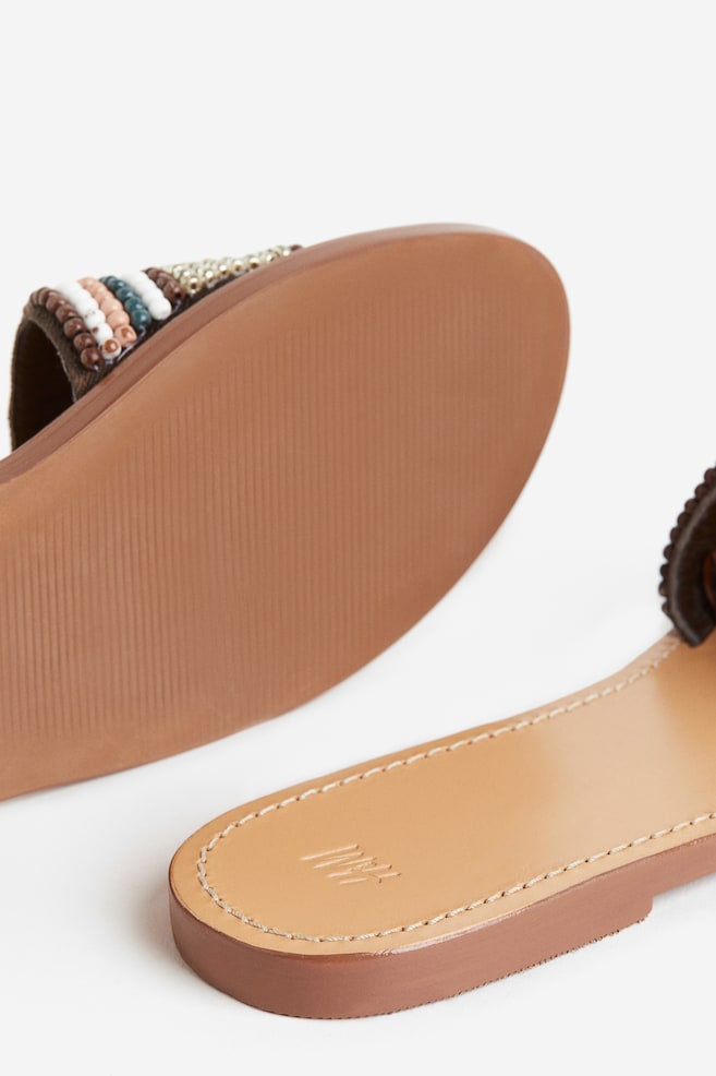 Sandaler i læder med perledetaljer - Beige/Mønstret - 2