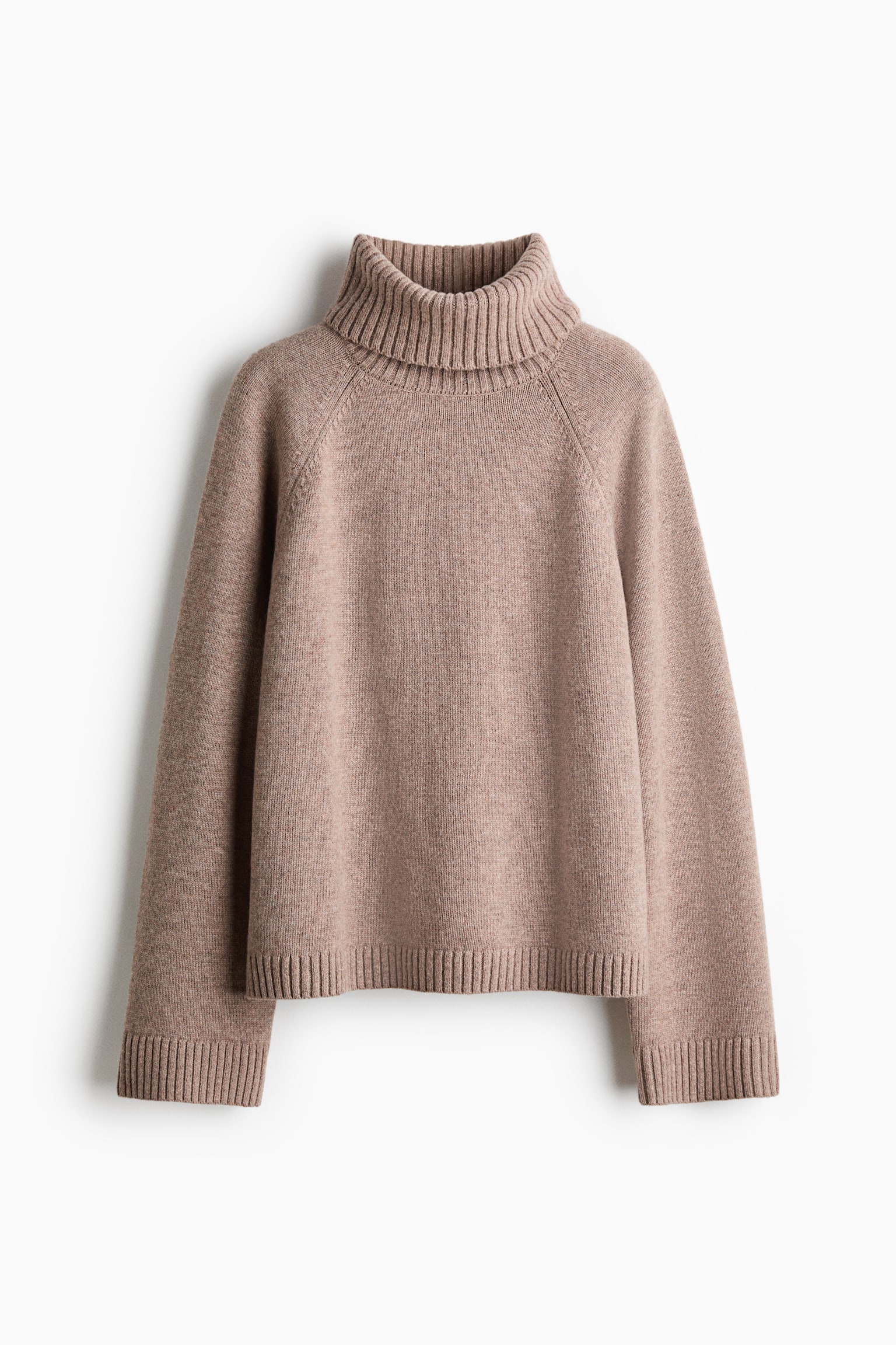 Un maglione a collo alto in maglia marrone chiaro Ã¨ appeso frontalmente, con un colletto alto a coste spesse e maniche lunghe raglan. Il capo dalla vestibilitÃ  comoda mostra maniche ampie con polsini a coste e un orlo a coste coordinato.