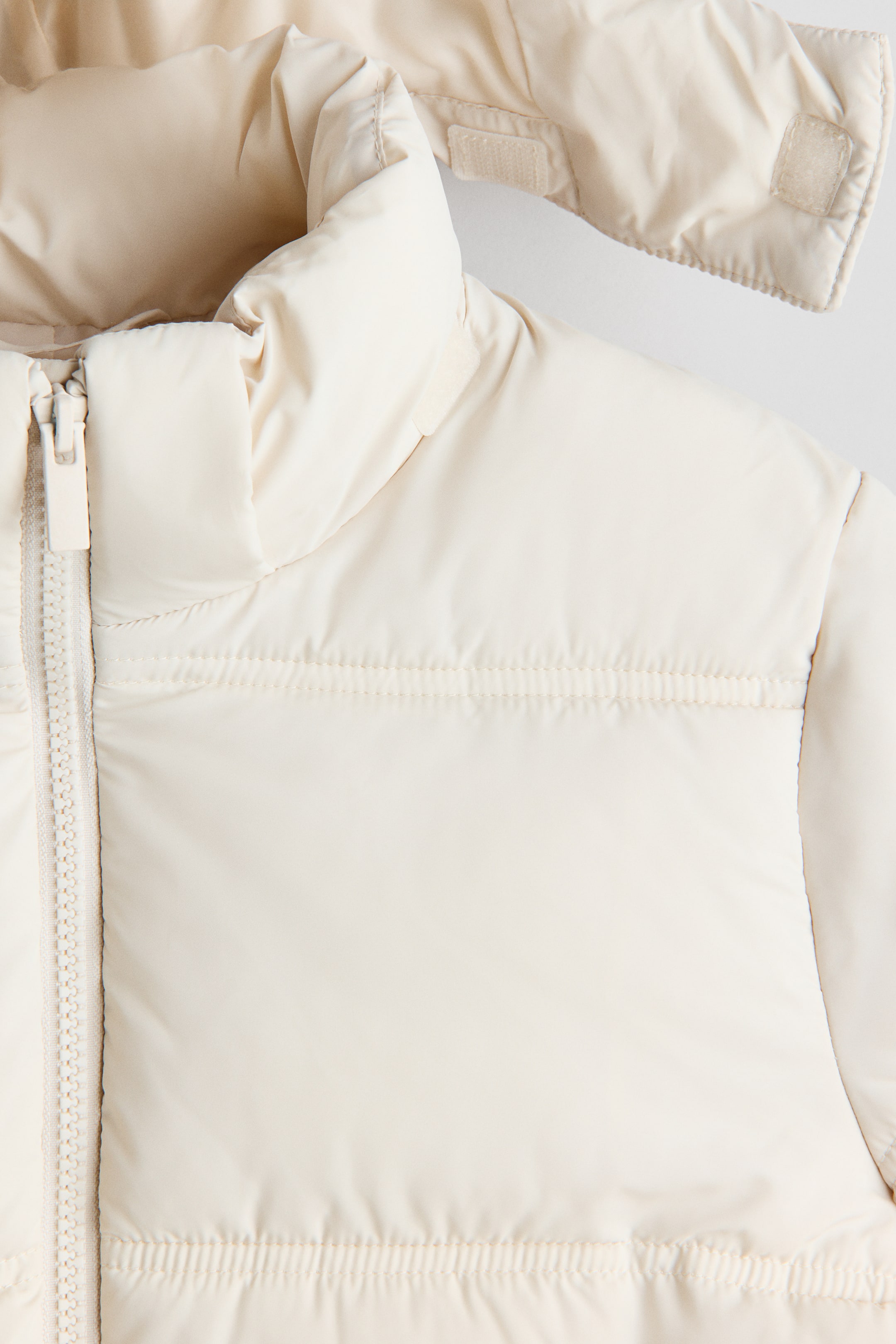 Manteau court matelassé à capuche