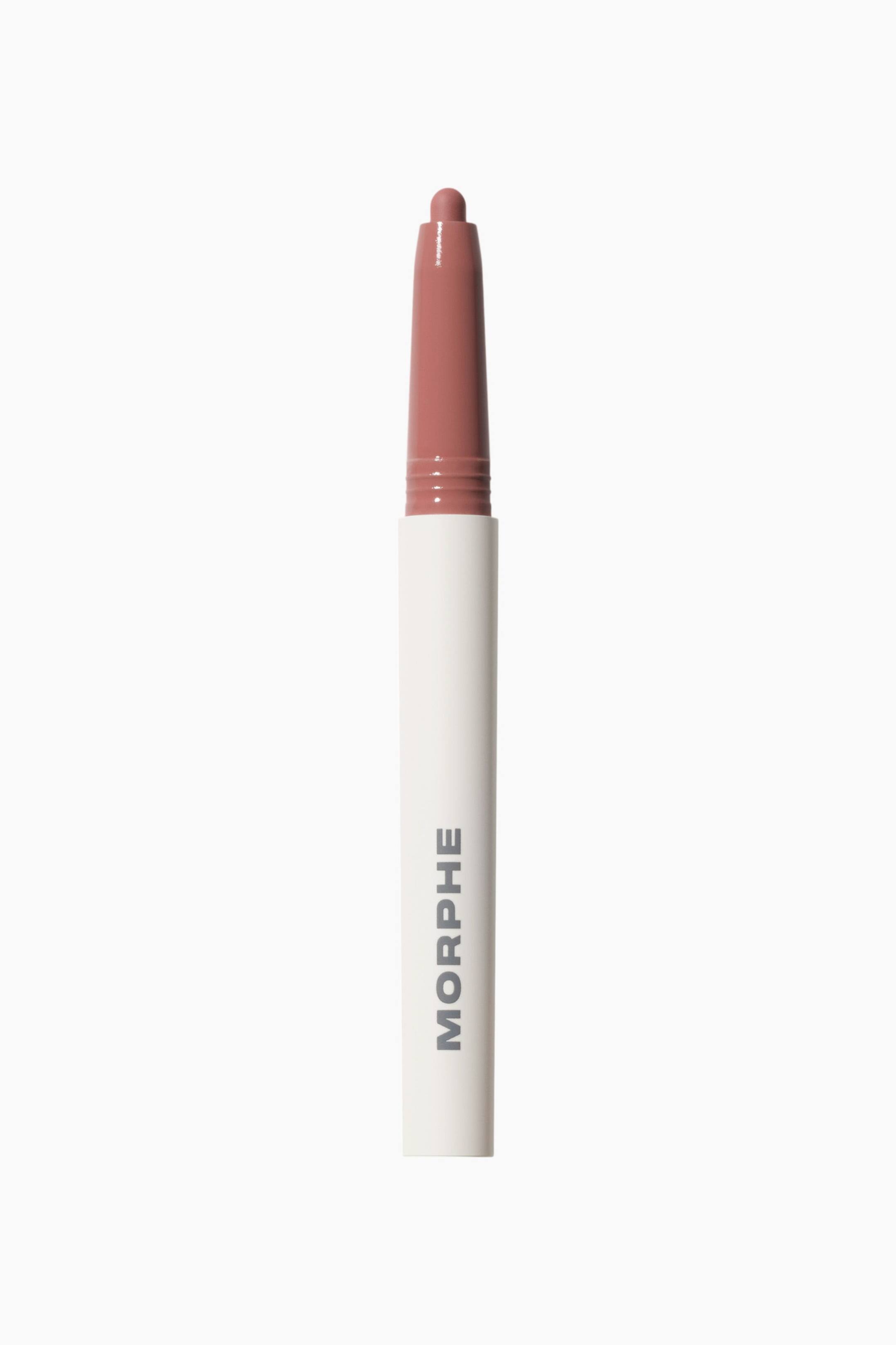 Visa större bild: Sculptwear Signature Lip Pencil står upprätt och visar en vit cylindrisk kropp med varumärkesnamnet "MORPHE" löpande vertikalt i grått. En dammrosa övre sektion sträcker sig från kroppen och smalnar av till en rundad, synlig spets i samma nyans.