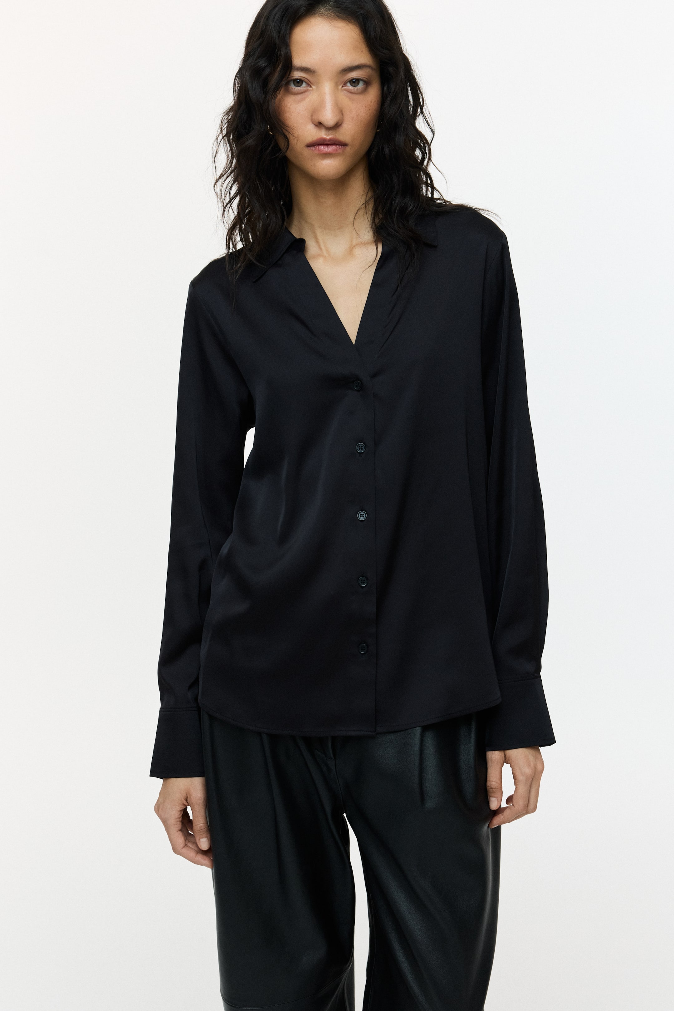 Büyük resmi görüntüle: V Yakalı Bluz - Siyah - KADIN | H&M TR 2