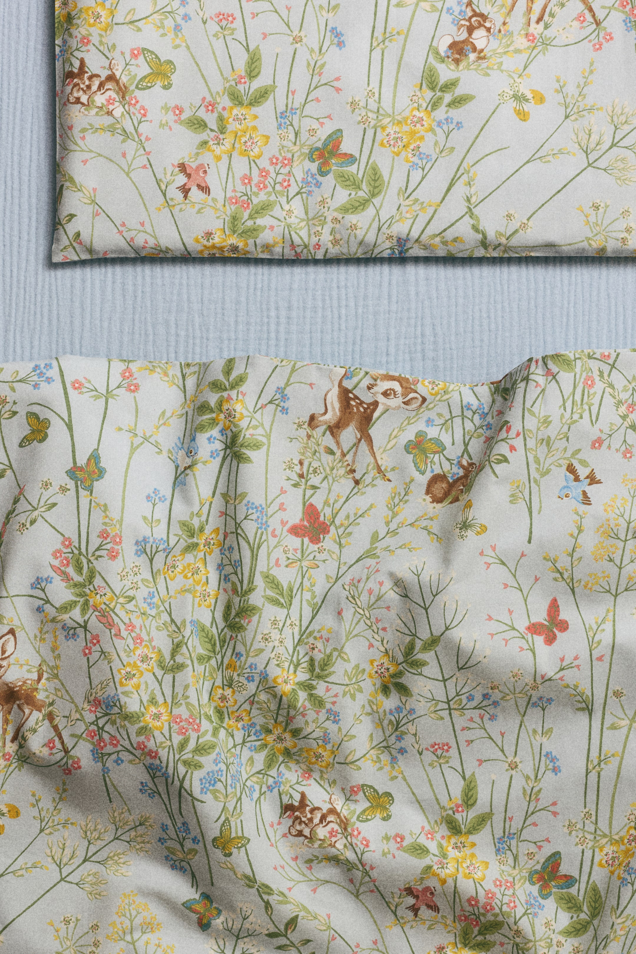 Zobrazit větší obrázek: Napínací mušelínové prostěradlo do postýlky - Bleděmodrá - HOME | H&M CZ 1