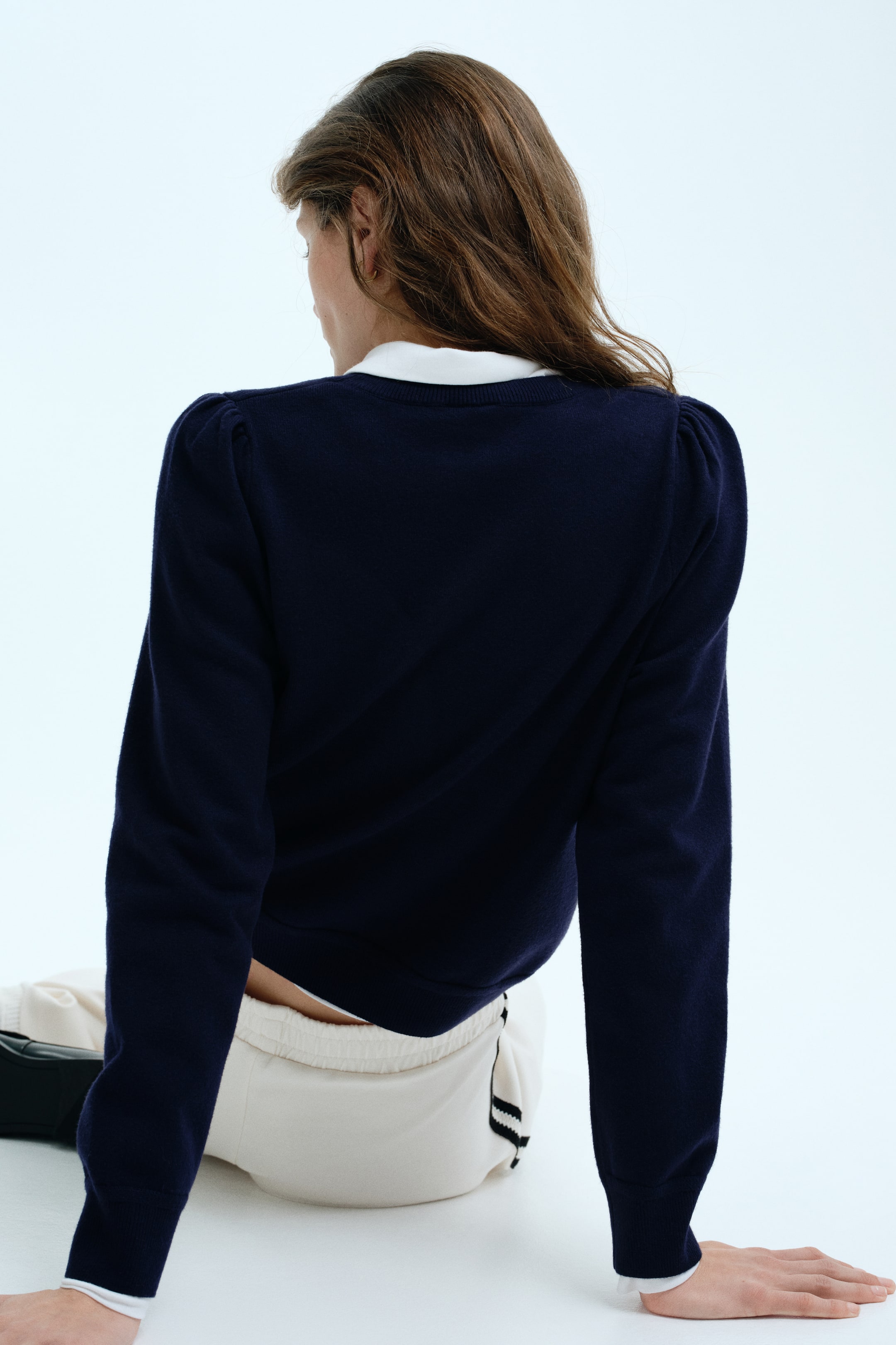 Visa större bild: Stickad tröja med puffärm - Marinblå - DAM | H&M SE 4