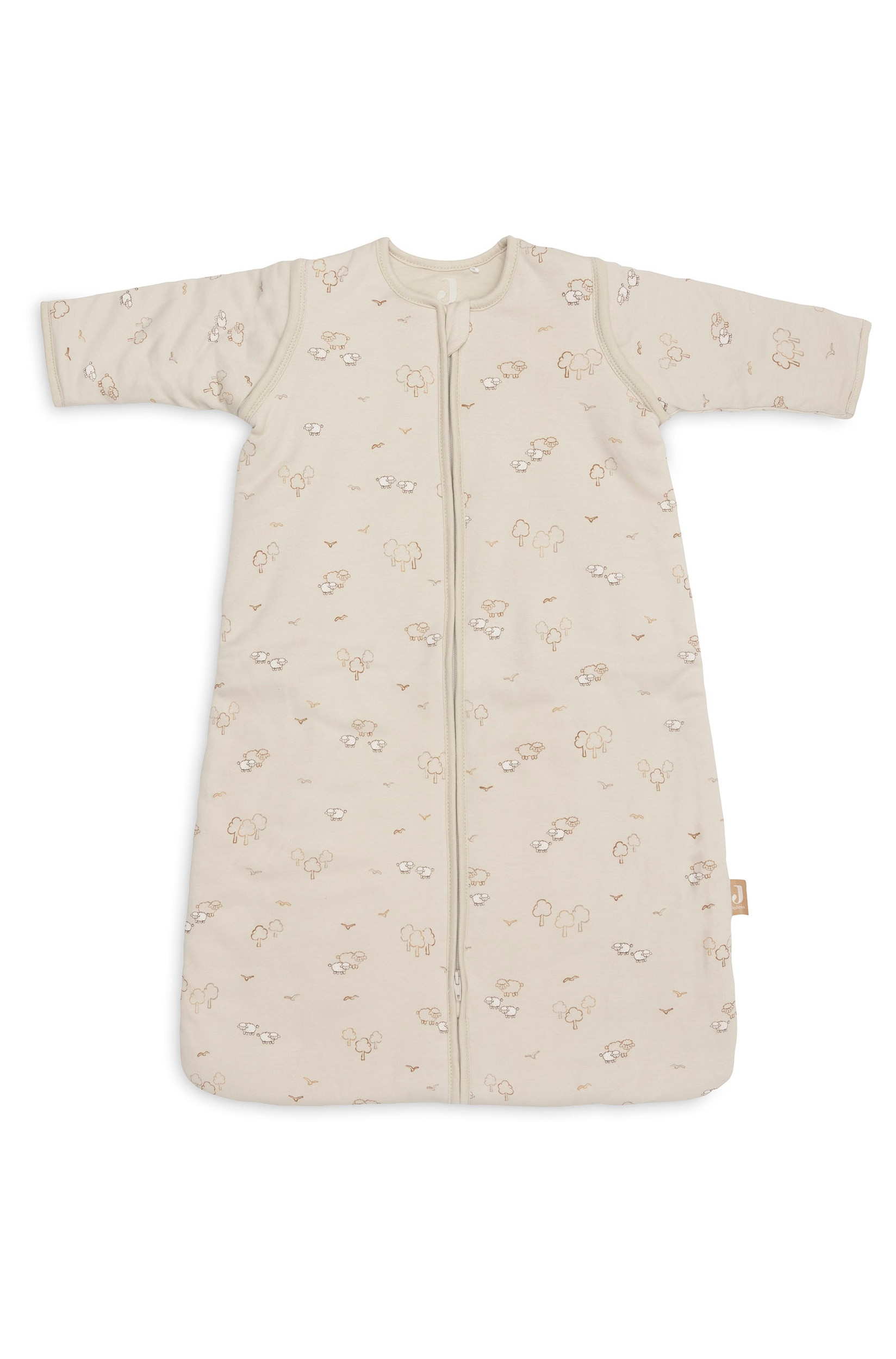 Mehrere BabyschlafsÃ¤cke in verschiedenen Pastellfarben und Mustern hÃ¤ngen an DrahtbÃ¼geln an einer hÃ¶lzernen Kleiderstange. Der vorderste Schlafsack zeigt ein sich wiederholendes Bogenmuster in Beige und Braun und verfÃ¼gt Ã¼ber lange Ãrmel sowie einen durchgehenden FrontreiÃverschluss.