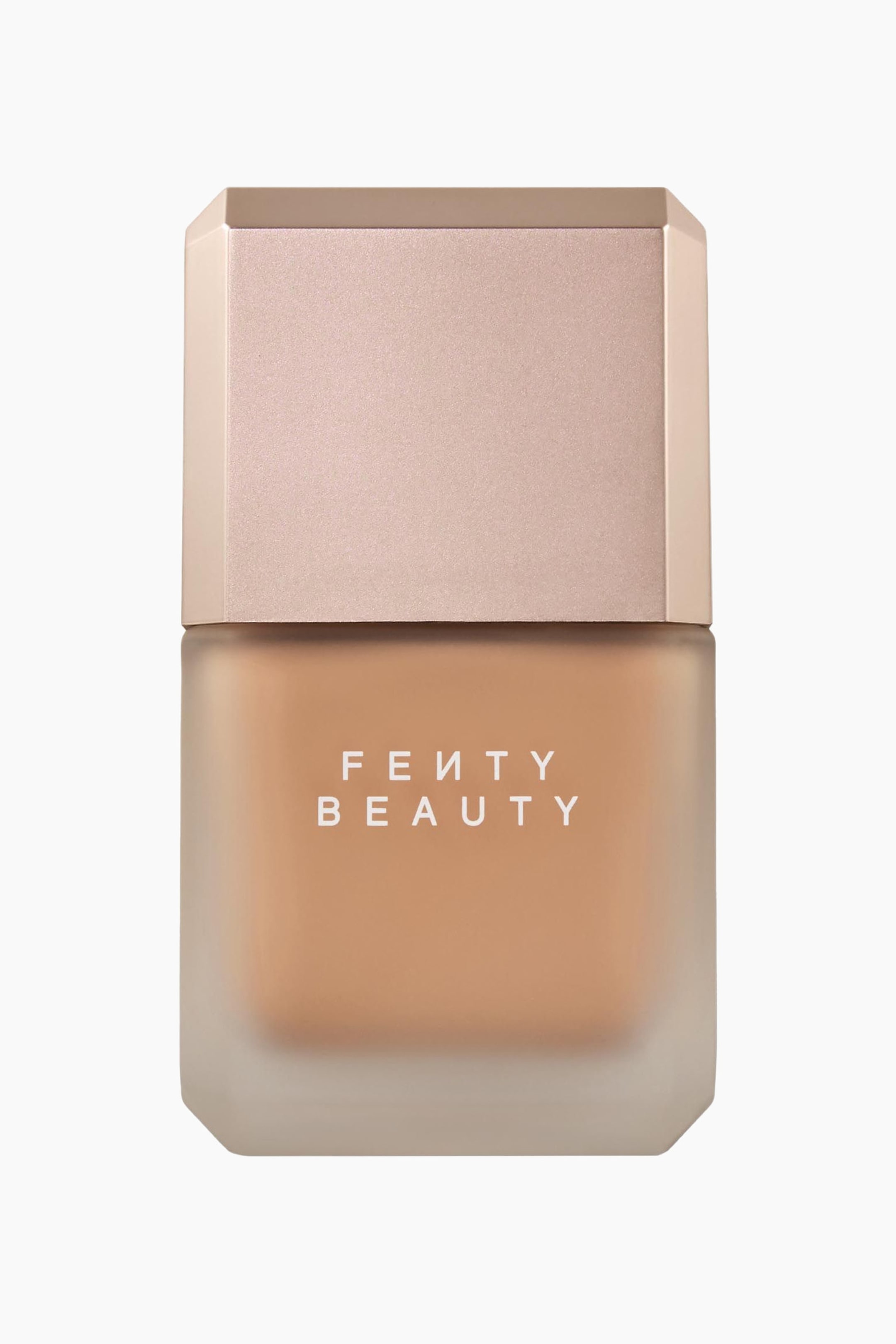 Visa större bild: Pro Filt'r Fluid Flex Matte Longwear Foundation står upprätt i en framifrånvy och visar en frostad glasflaska som avslöjar en medium-tan-färgad vätska inuti. Flaskan har ett metalliskt, blekt roséguldfärgat lock med fasade hörn och visar den vita logotypen "FENTY BEAUTY" på framsidan.