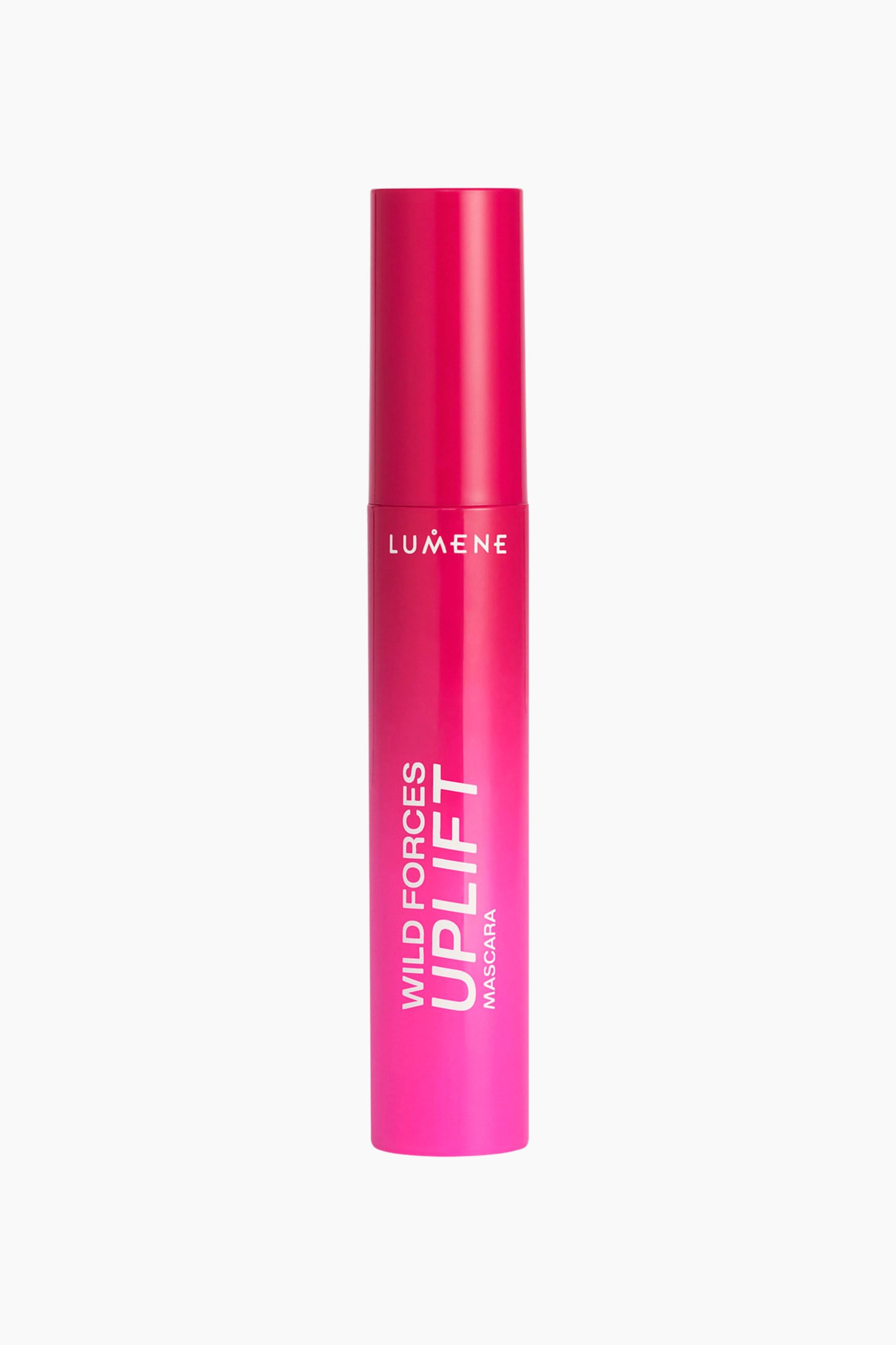 Se større billede: Lumene Wild Forces Uplift Mascara står lodret og fremviser en cylindrisk tube med et livligt pink gradientdesign og en matchende hætte. Forsiden af tuben viser mærkenavnet "LUMENE" og produktnavnet "WILD FORCES UPLIFT MASCARA" i lodrette, hvide bogstaver.