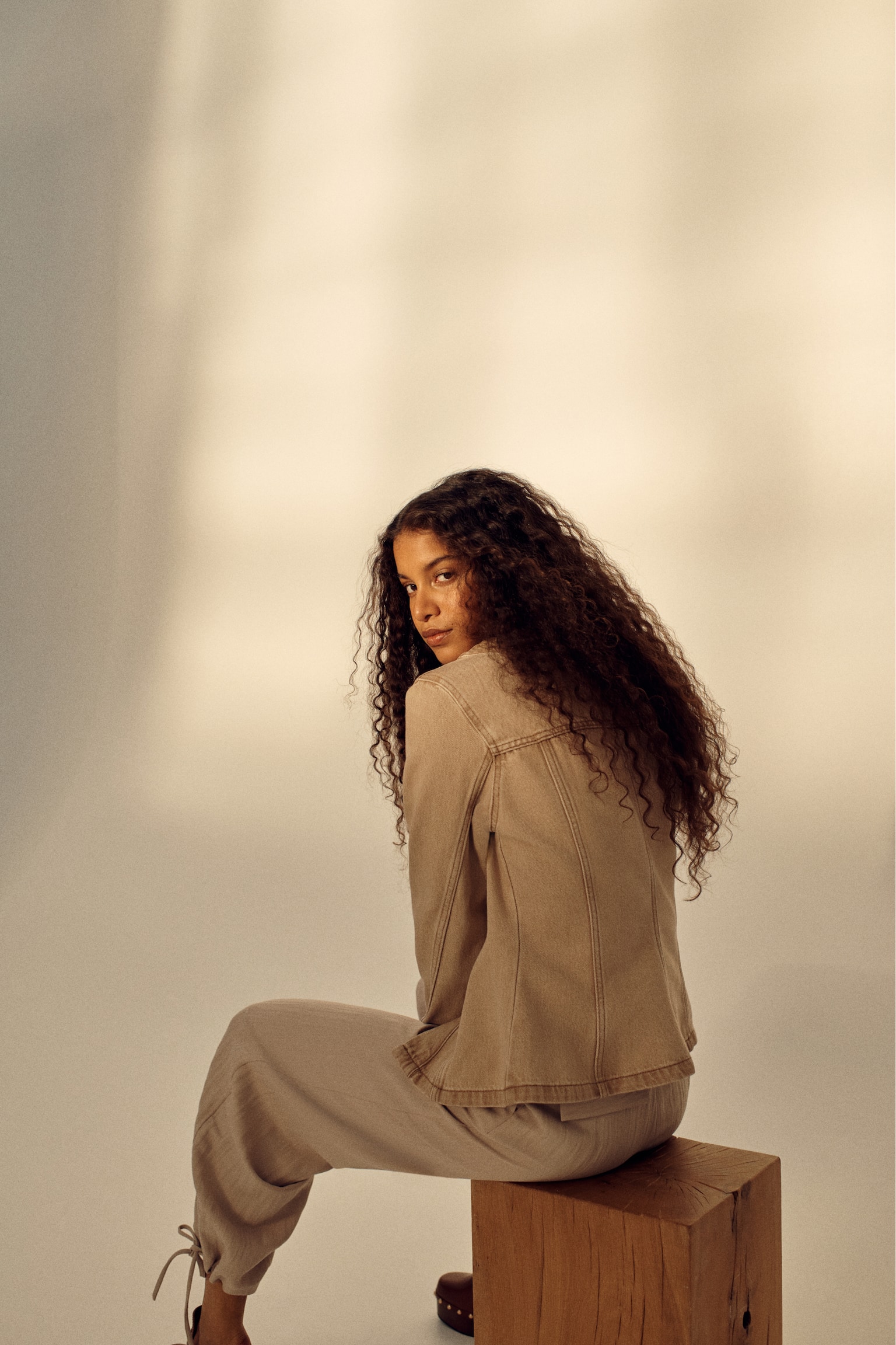 Priliehavá džínsová bunda - Béžová - 6