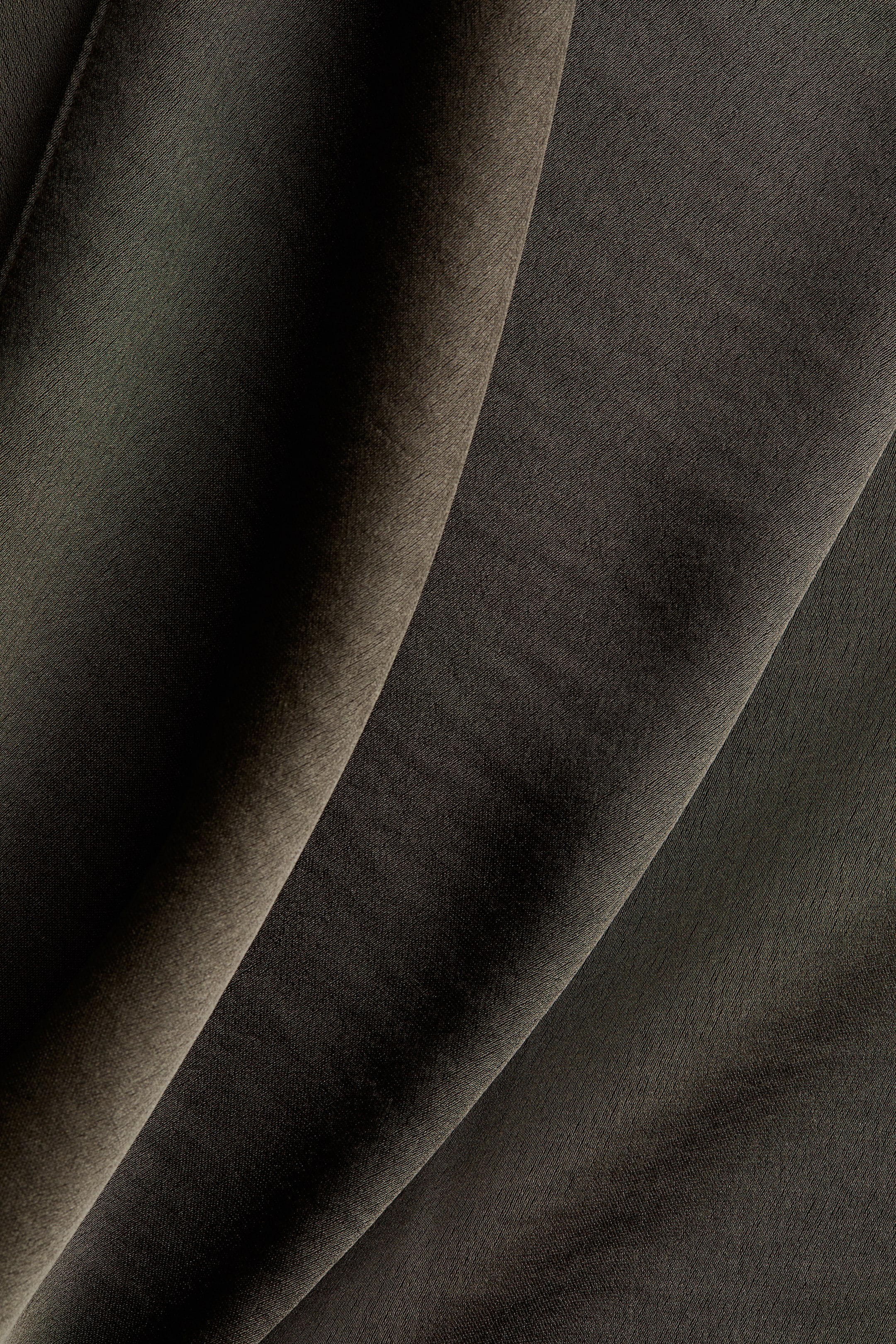 Visa större bild: Lång satinklänning - Mörk olivgrön - DAM | H&M SE 7