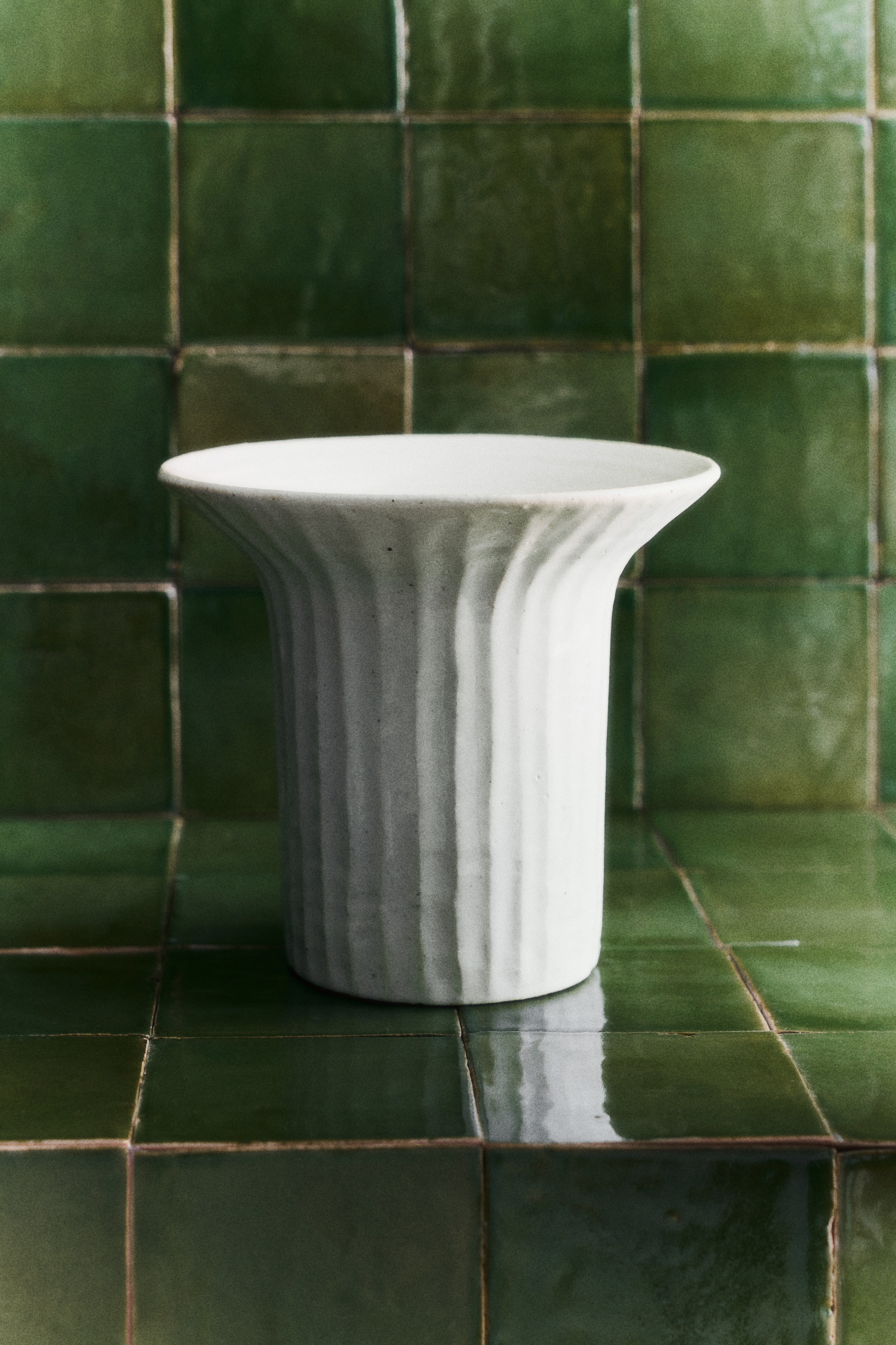 Textured stoneware vase - White