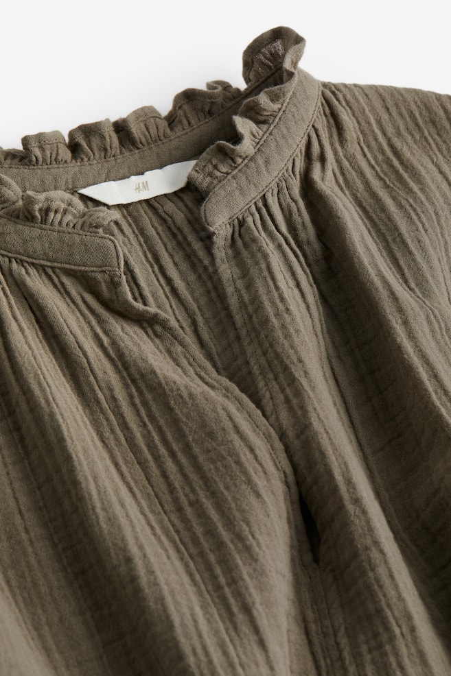 Volangkantet bluse i bomull - Mørk kakigrønn/Sort - 4