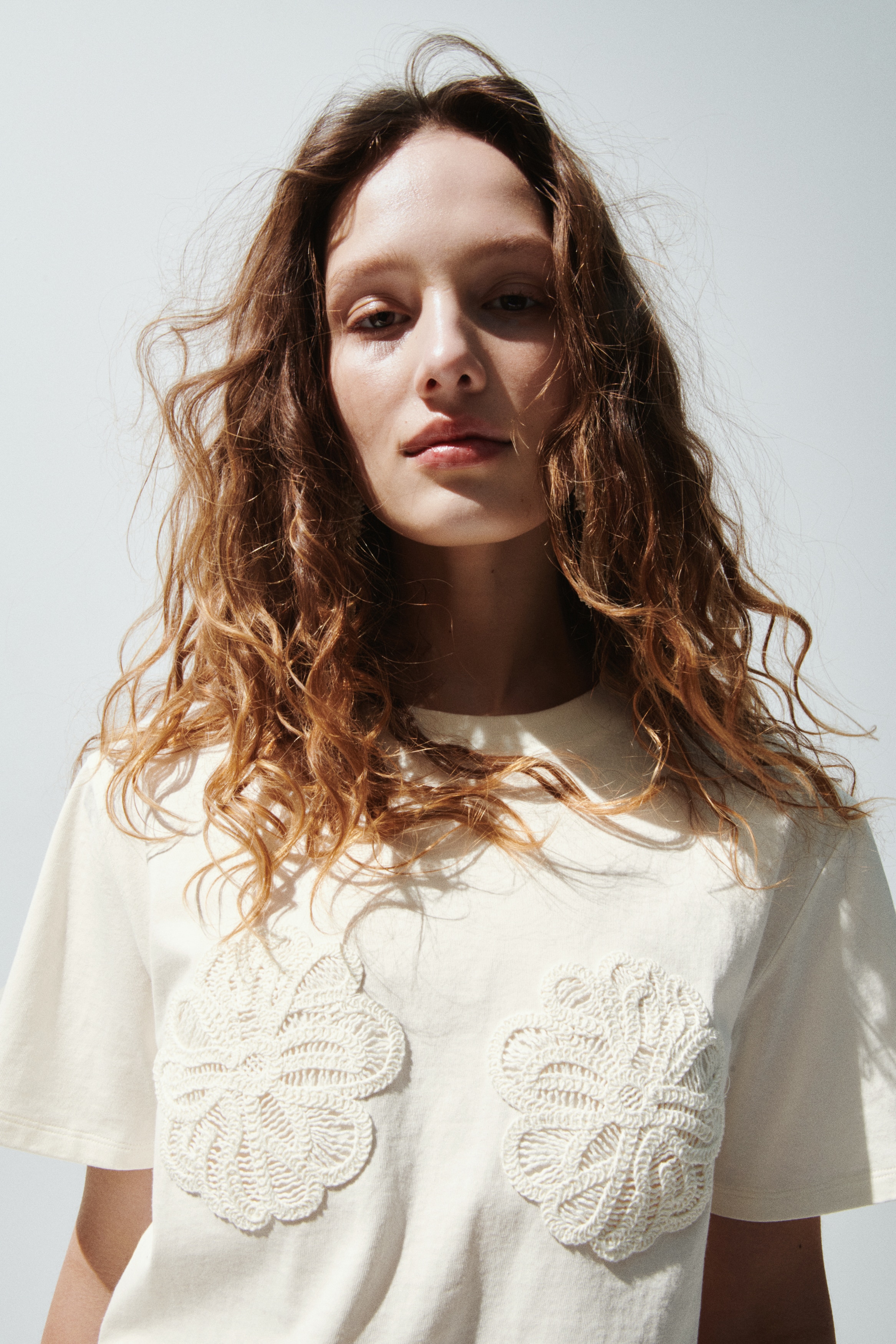 T-shirt z aplikacjami - Kremowy/Biały/L'été/Czarny/Kwiaty