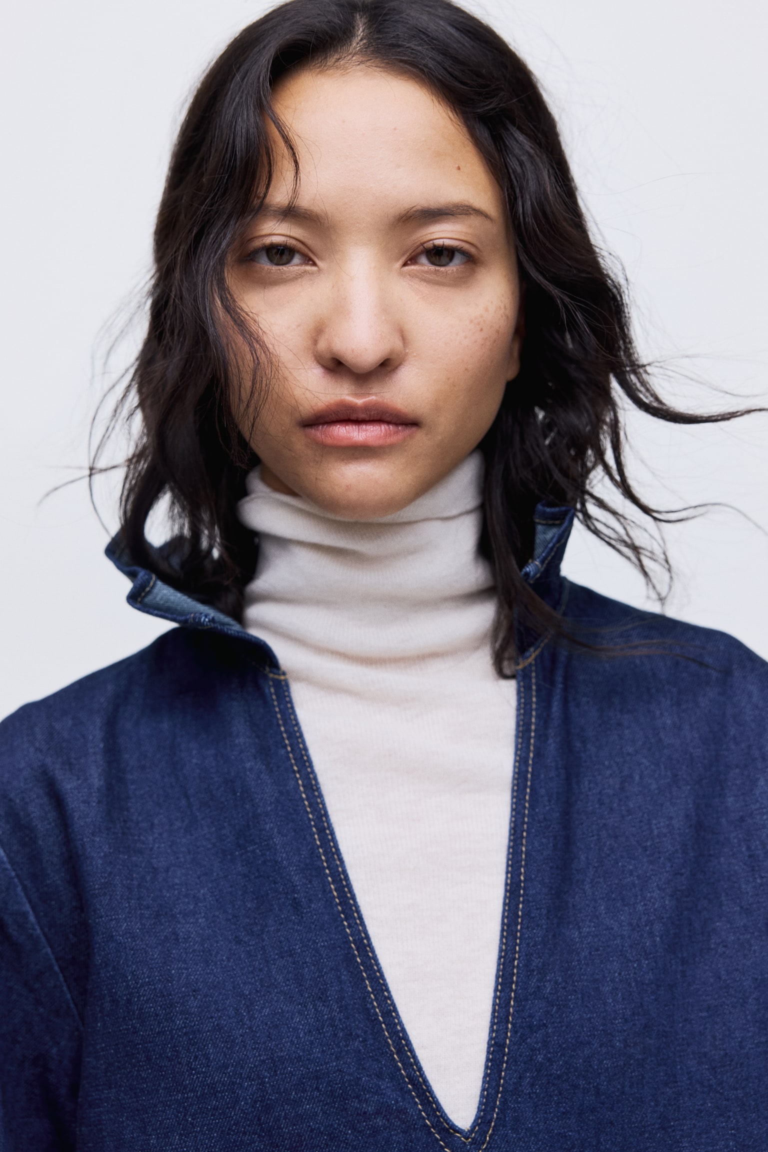 Sukienka dżinsowa z falbankowym kołnierzem - Ciemnoniebieski denim - 4