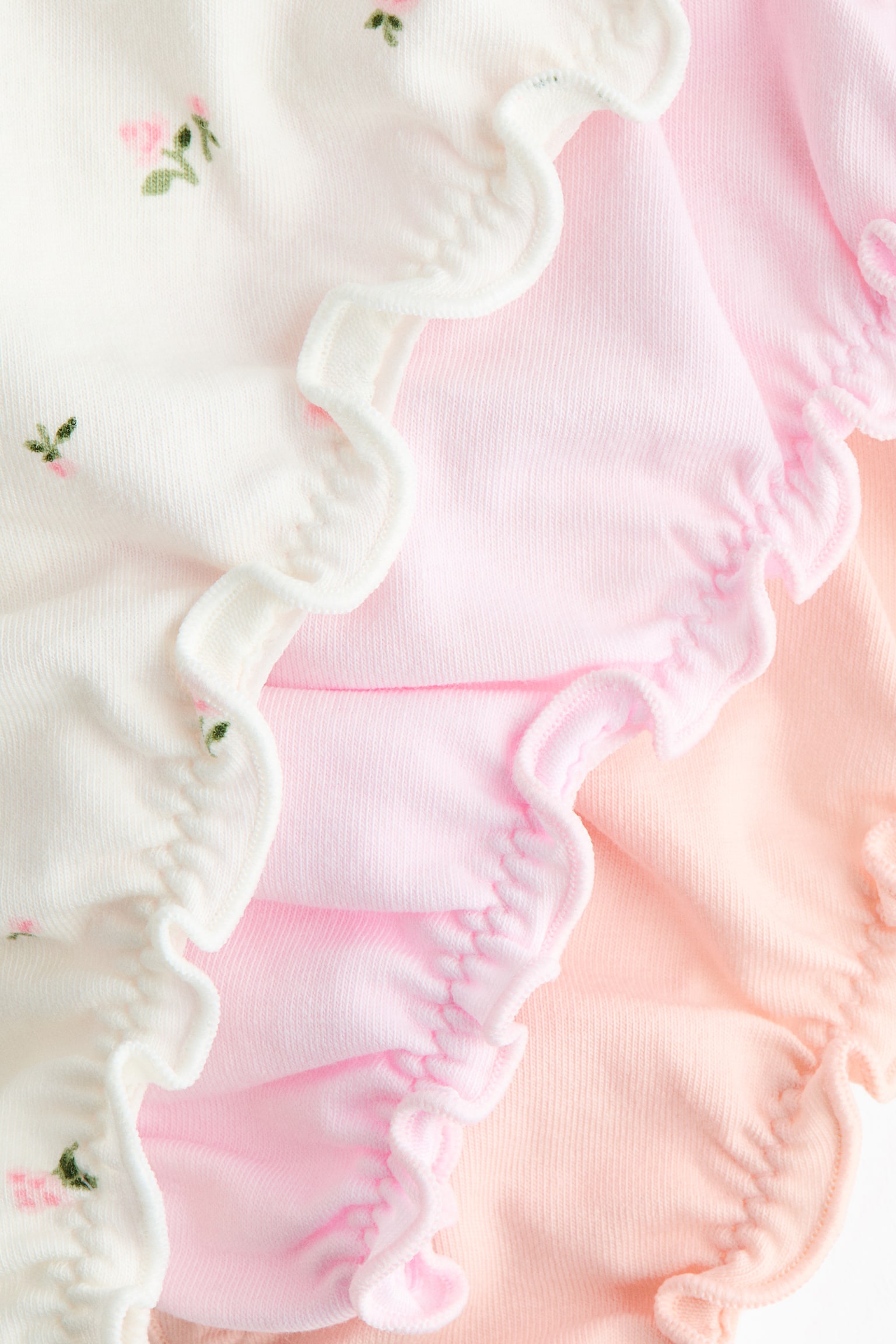 מארז 3 תחתוני חוטיני עם סלסולים - לבן/פרחוני/ורוד בהיר/לבבות - 3