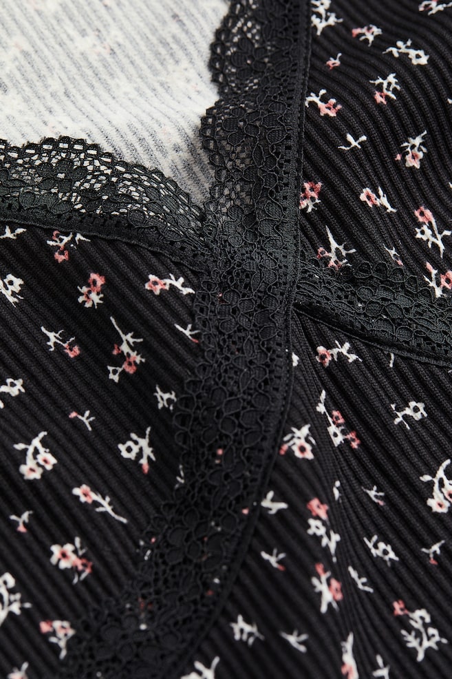 Robe côtelée avec bord en dentelle - Noir/fleuri - 2