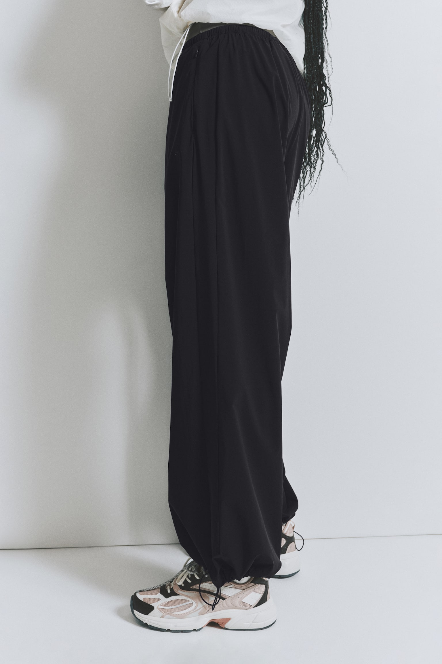 Женские брюки H&M Move Relaxed-Fit Nylon Sports Track Pants, цвет: Чёрный — фото 5