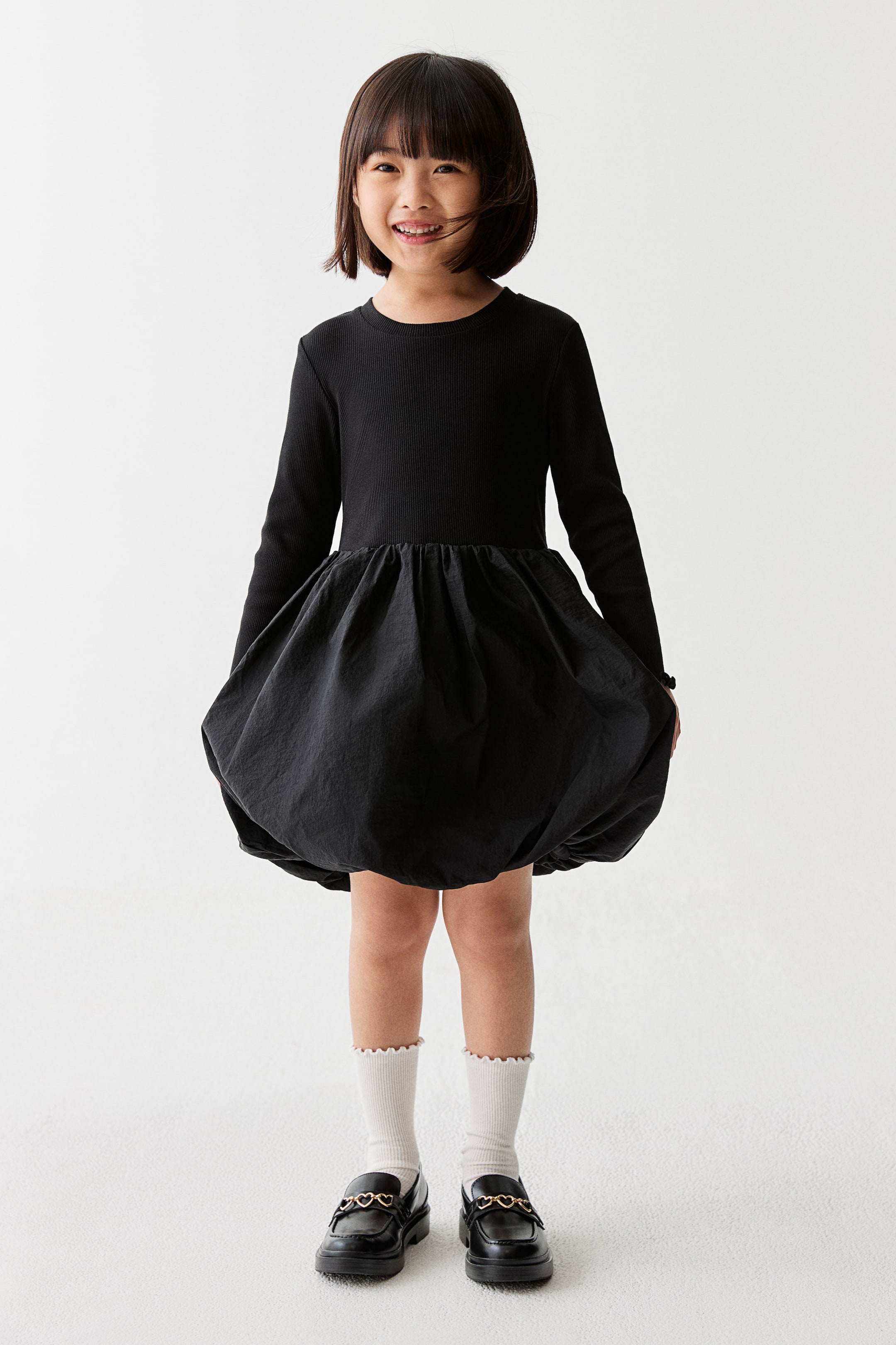 拡大画像を表示: Bubble-hem dress - Black - Kids | H&M JP 1