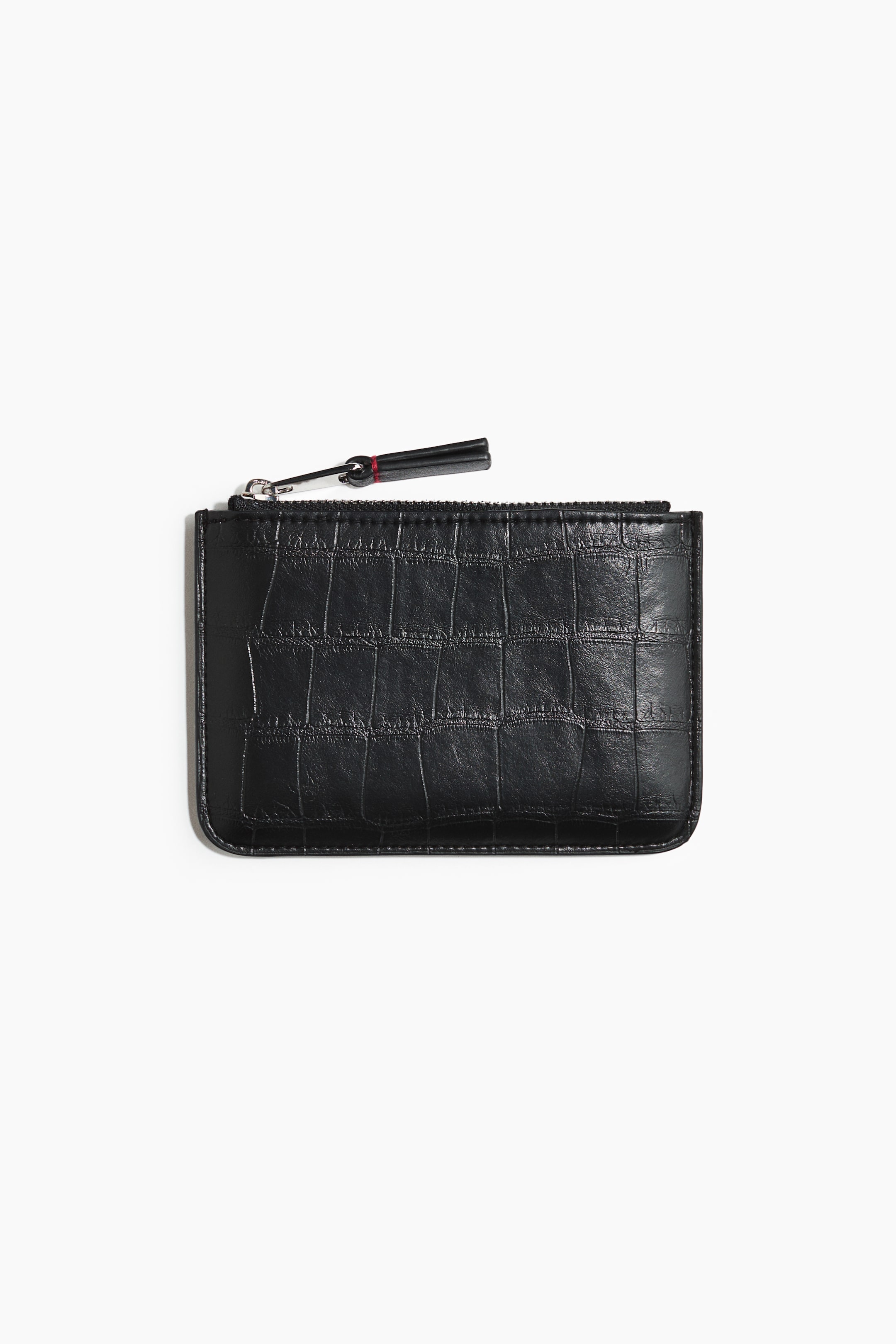 Visualizza l'immagine ingrandita: Una pochette rettangolare nera con texture effetto coccodrillo è appoggiata in piano, in una vista frontale. Mostra una chiusura superiore con cerniera, cursore in metallo color argento e tiretto in pelle nera, valorizzato da una piccola cucitura rossa.