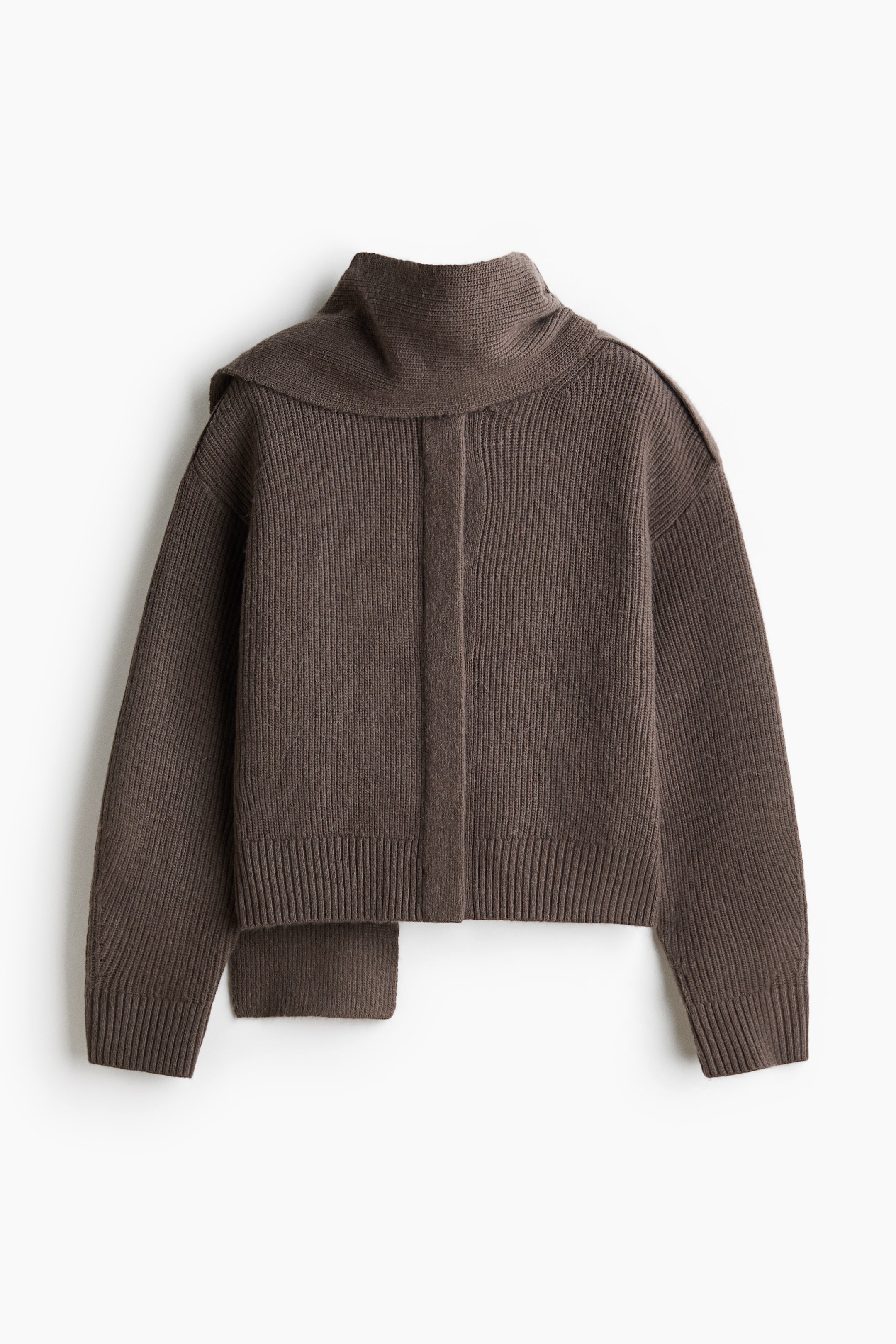 Ver imagen más grande: Un jersey de punto acanalado marrón está colocado en posición horizontal. Presenta cuello alto con cuello ancho vuelto, un panel central liso en la parte delantera y mangas largas con puños acanalados. El jersey también muestra un bajo asimétrico acanalado.