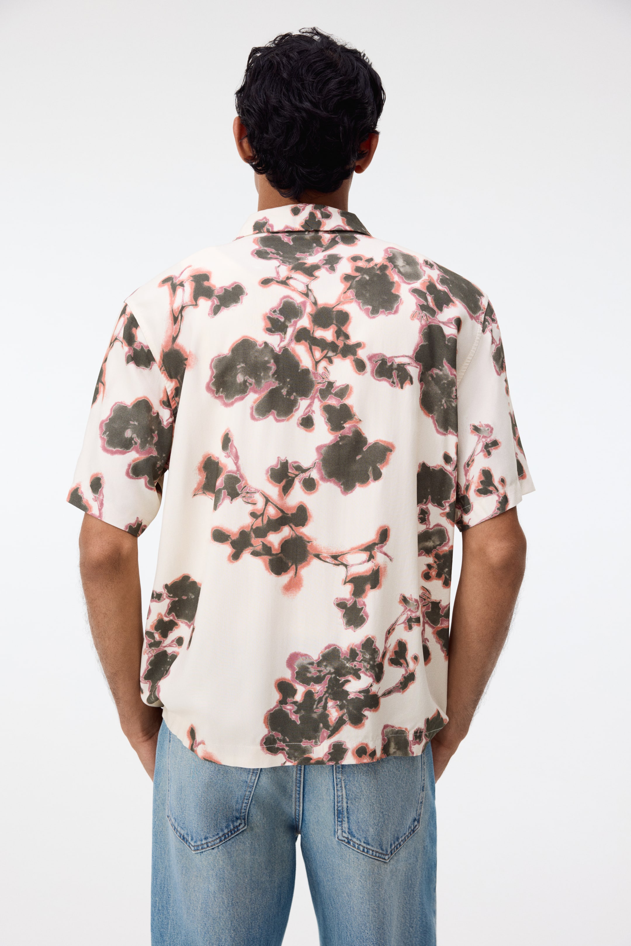 Xem ảnh lớn hơn: Áo sơ mi cổ hai ve có hoa văn Regular Fit - Màu be nhạt/Hoa - Men | H&M VN 4