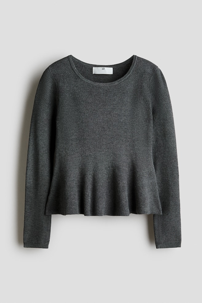 Un pull en maille côtelée gris foncé est présenté de face, avec un col rond, des manches longues et un ourlet péplum évasé. - 1