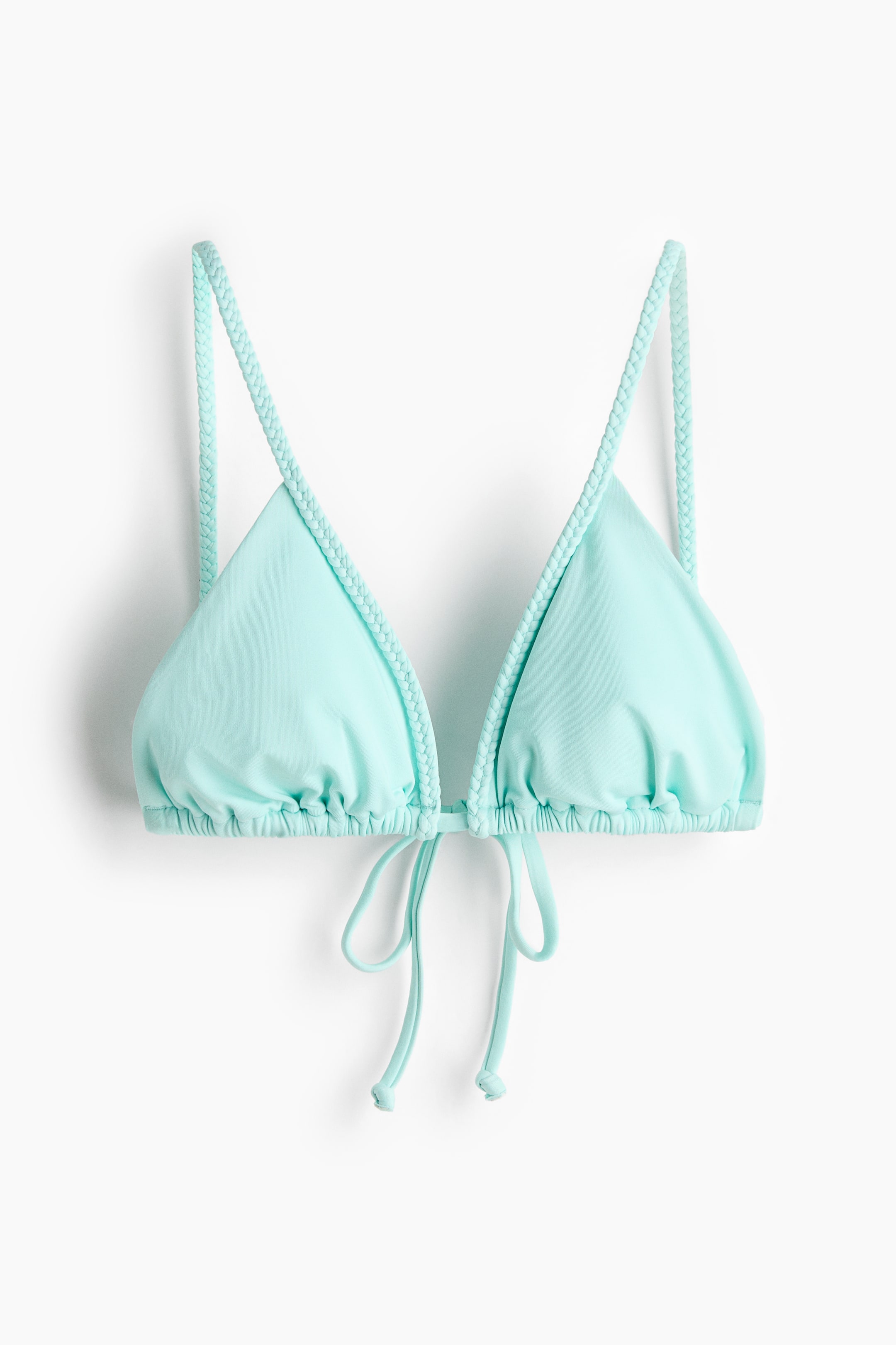 Zobrazit větší obrázek: Mátově zelený trojúhelníkový bikini top je prezentován zepředu, s trojúhelníkovými košíčky s nabíranými spodními okraji a pletenými ramínky. Dva šňůrky vycházejí z pleteného pásku, který spojuje košíčky ve středu.