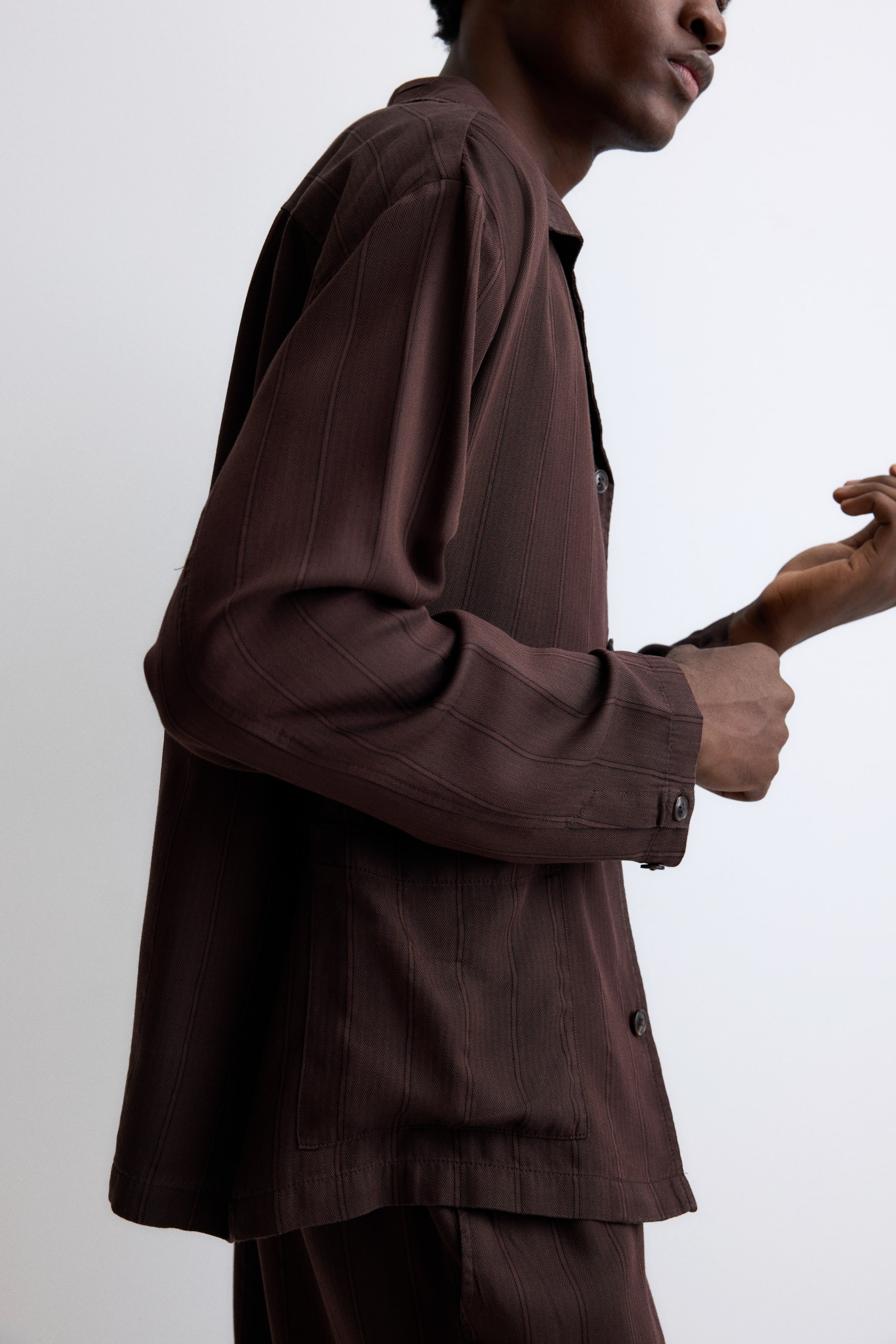 拡大画像を表示: Lyocell pyjama shirt and bottoms - Dark brown/Striped - Men | H&M JP 5