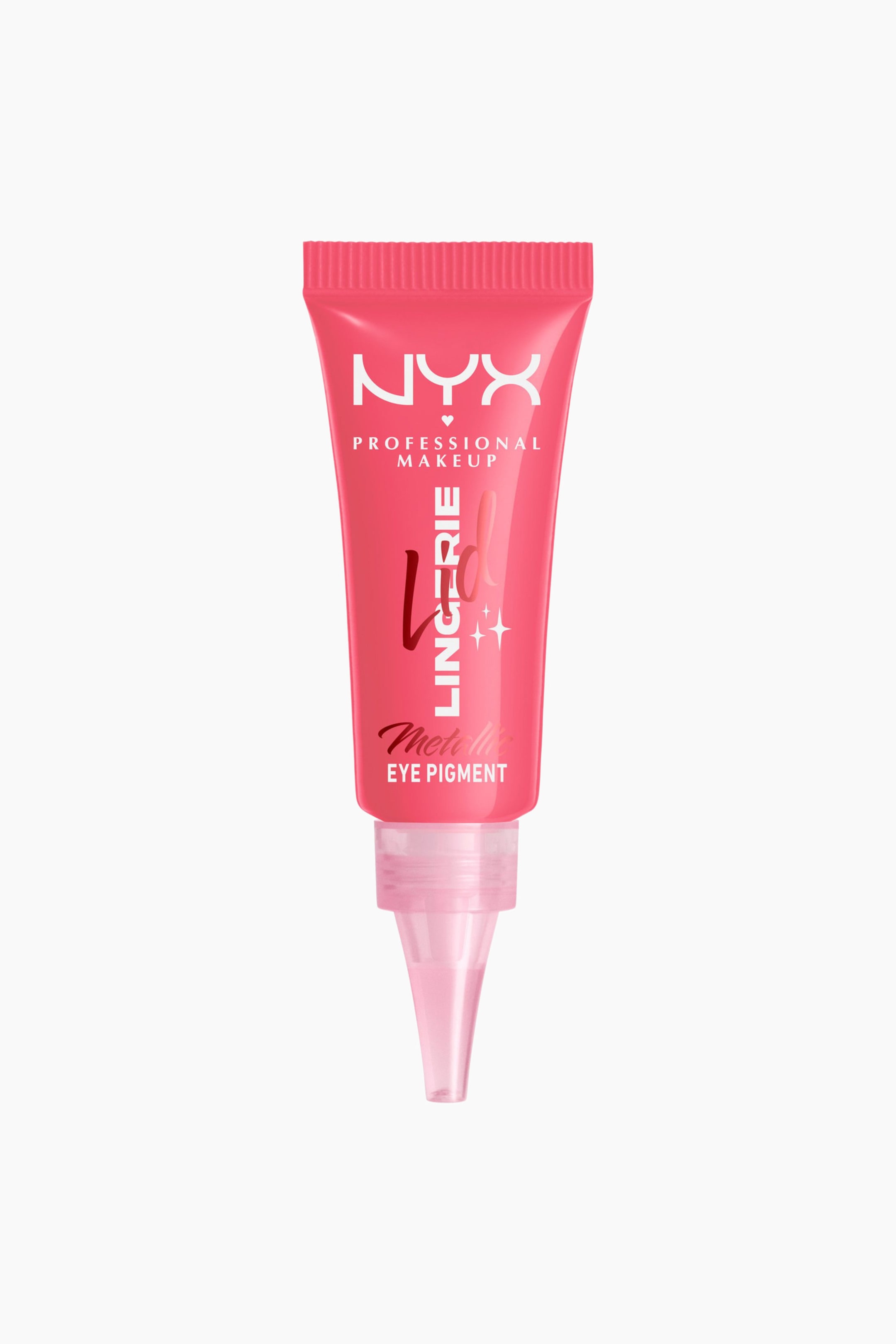 Visa större bild: En korallrosa tub med NYX Professional Makeup Lingerie Metallic Eye Pigment är vänd framåt. Den har en krusad topp, vit text med ”NYX PROFESSIONAL MAKEUP” och ”EYE PIGMENT”, mörkrosa text med ”Lingerie” och stjärndetaljer samt ett halvgenomskinligt koniskt munstycke.