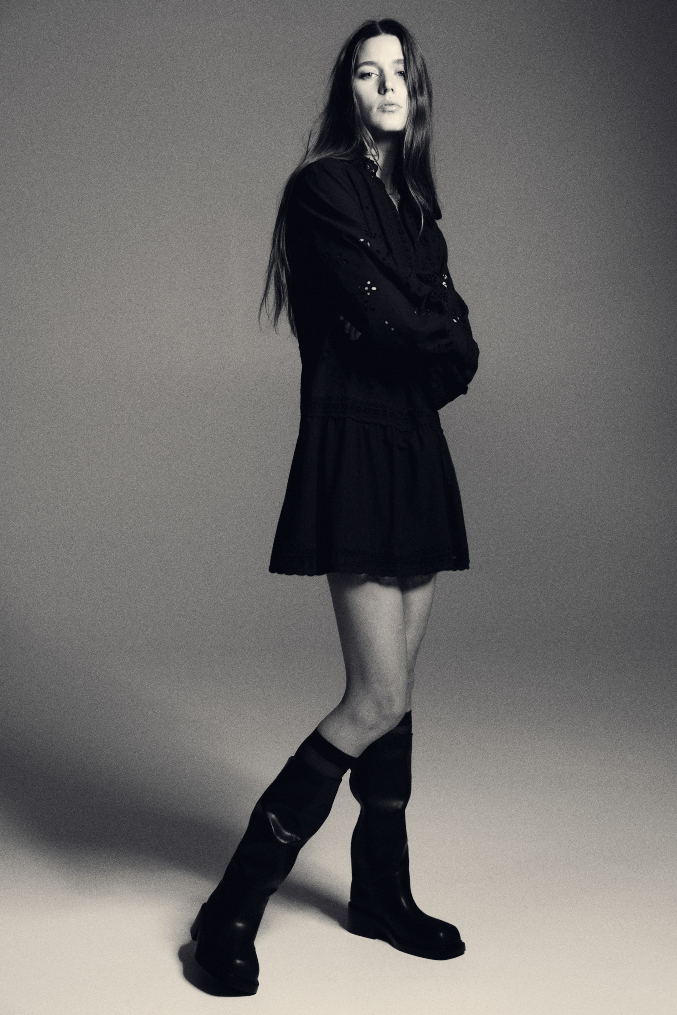 Zobacz większy obraz: Sukienka z haftem angielskim - Czarny - ONA | H&M PL 1