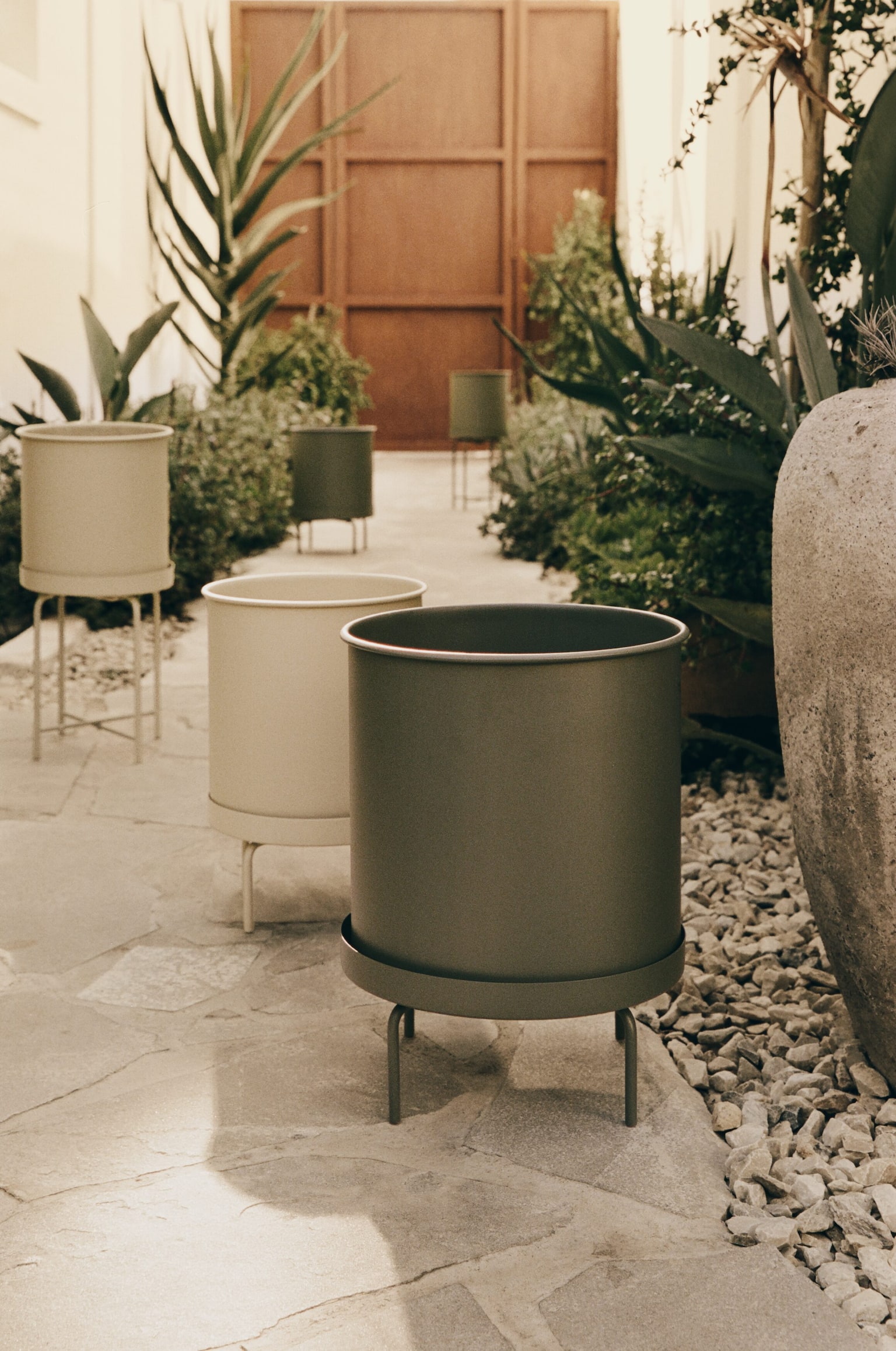 Extra-large plant pot on a stand - Olive green/Black/Light beige - 7