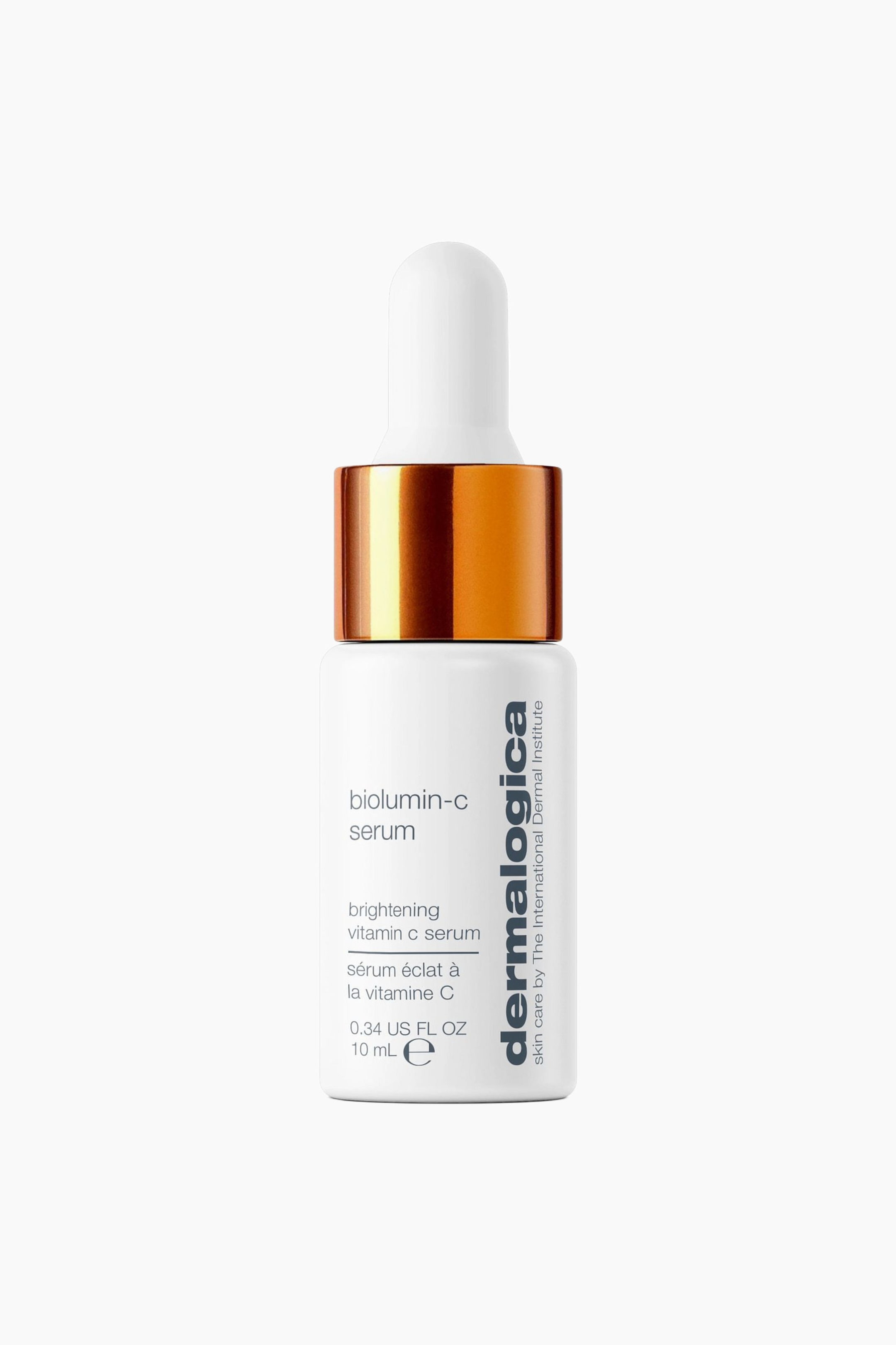 Visa större bild: Biolumin-C Serum står upprätt i en frontvänd vy och visar en liten vit cylindrisk flaska med svart varumärkesprofil och produktinformation tryckt på etiketten. Flaskan har en blank, metallisk bronsfärgad krage vid halsen som håller en vit droppkork i gummi.
