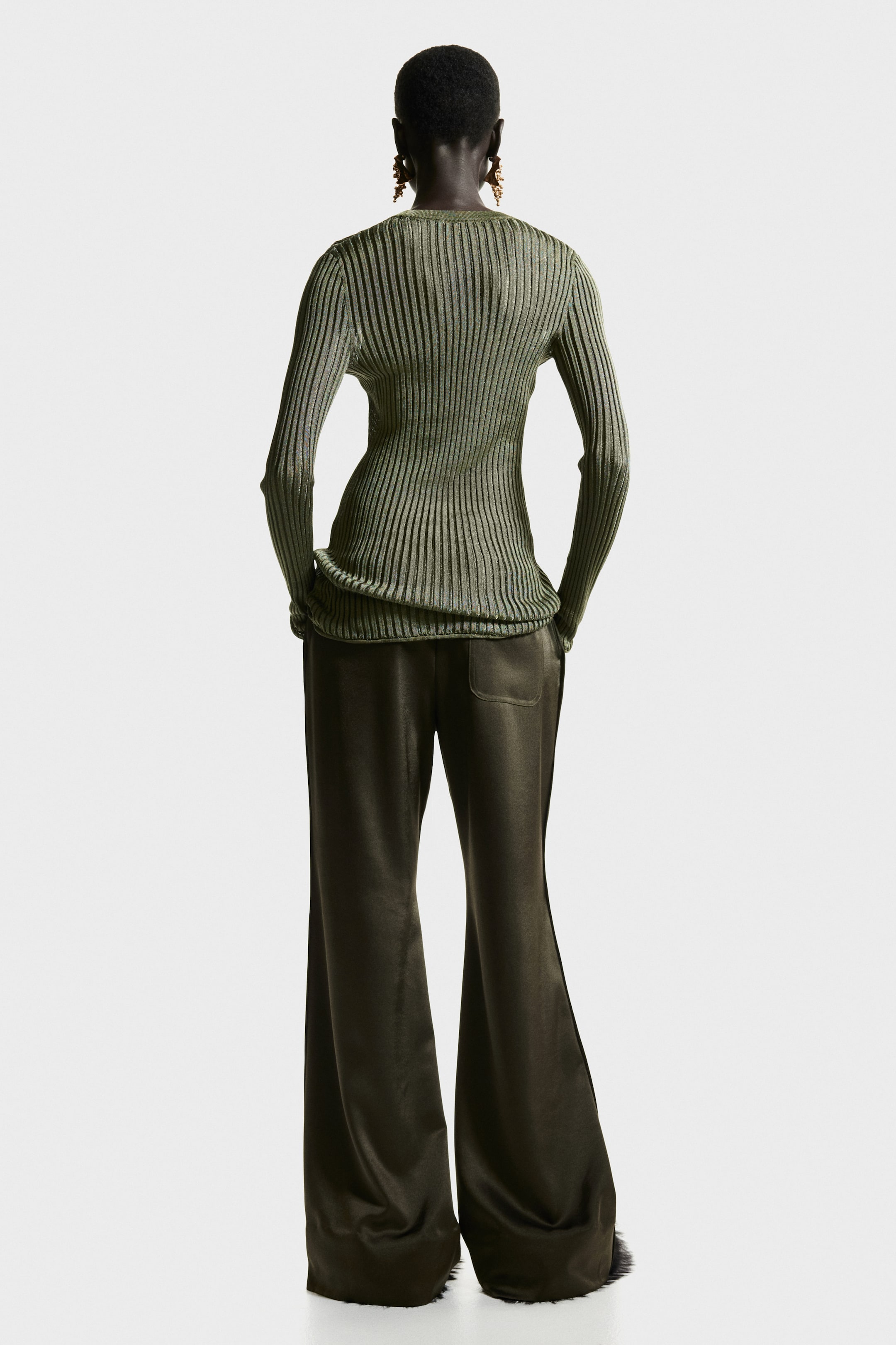 Visualizza immagine più grande: Pantaloni svasati in satin - Verde scuro | H&M IT 4