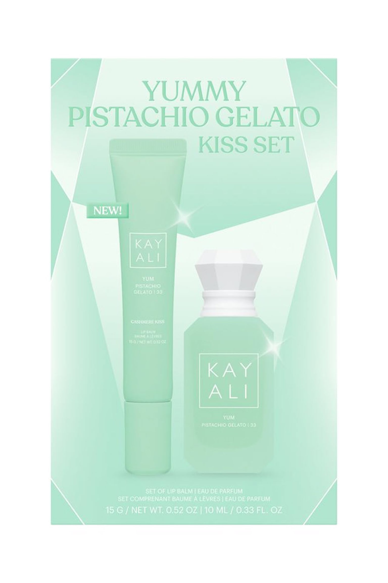 Kayali Yummy Pistachio Gelato Kiss Set -setti esittelee vasemmalla mintunvihreän puristettavan huulivoideputken ja oikealla siihen sopivan pienoiskokoisen huurrelasisen hajuvesipullon, jossa on facetoitu valkoinen korkki. Molemmat tuotteet näkyvät edestäpäin vaalean mintunvihreän lahjarasian sisällä, joka on koristeltu geometrisilla, kristallimaisilla kuvioilla.