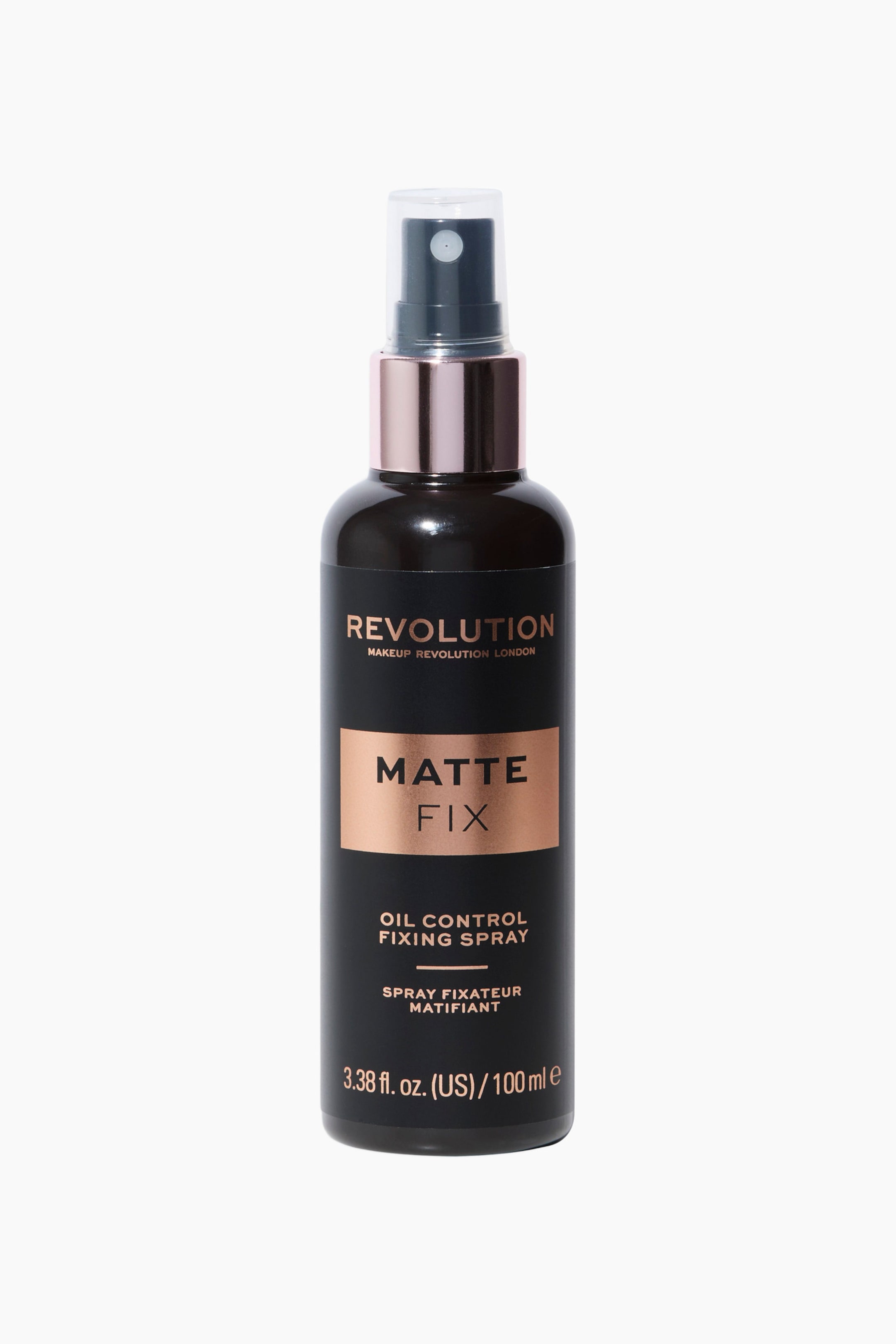 Visa större bild: En oil control fixing spray står upprätt i en framåtvänd vy och visar en matt svart cylindrisk flaska med roséguldfärgad branding och ett rektangulärt roséguldfärgat block med orden "MATTE FIX." Flaskan har en metallisk roséguldfärgad krage med en svart spraymunstycke och ett transparent plastlock.
