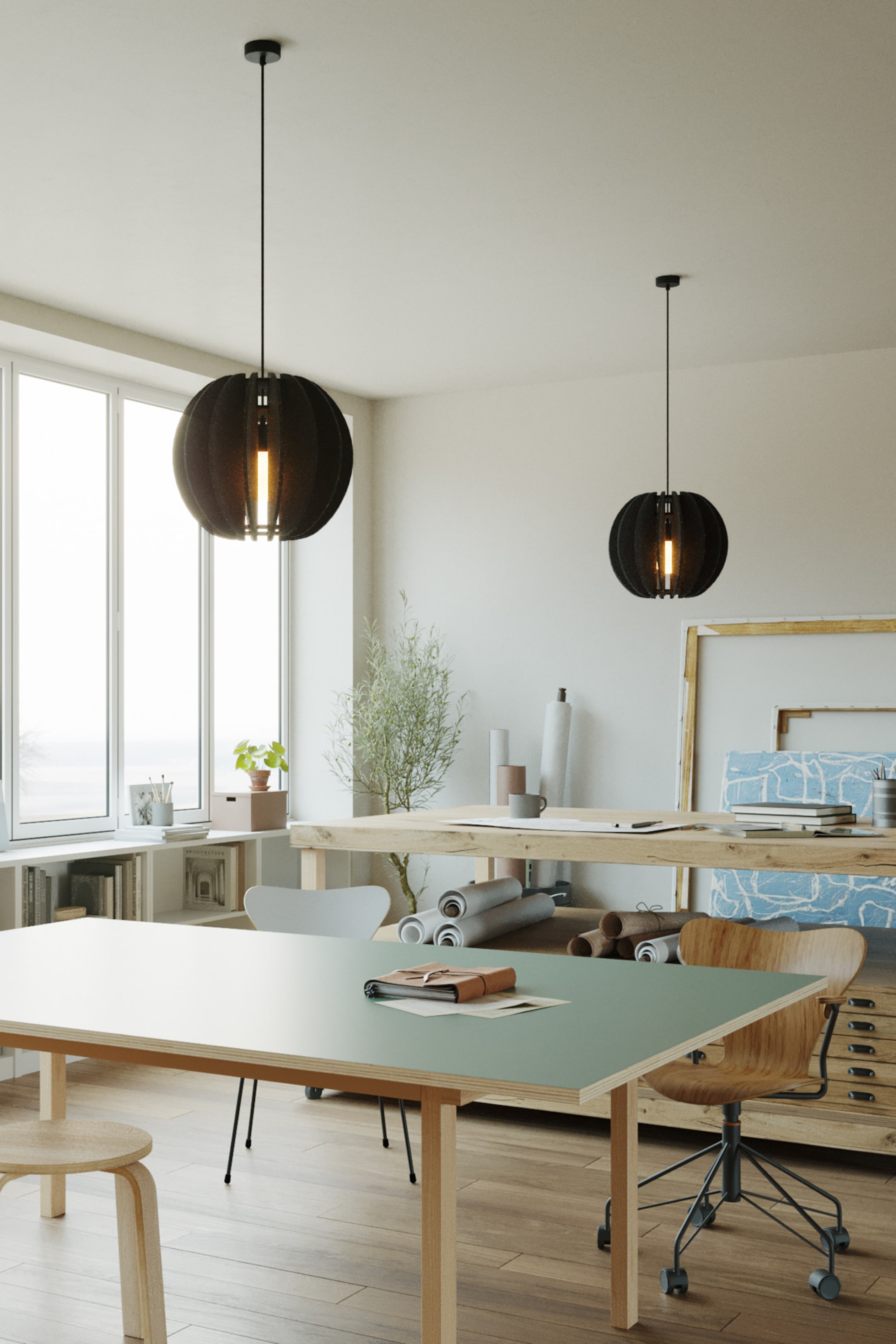 Agrandir l'image: Un luminaire suspendu noir pend du plafond. Son abat-jour sphérique est constitué de segments verticaux, avec une ampoule à lumière chaude brillant visiblement à l'intérieur.