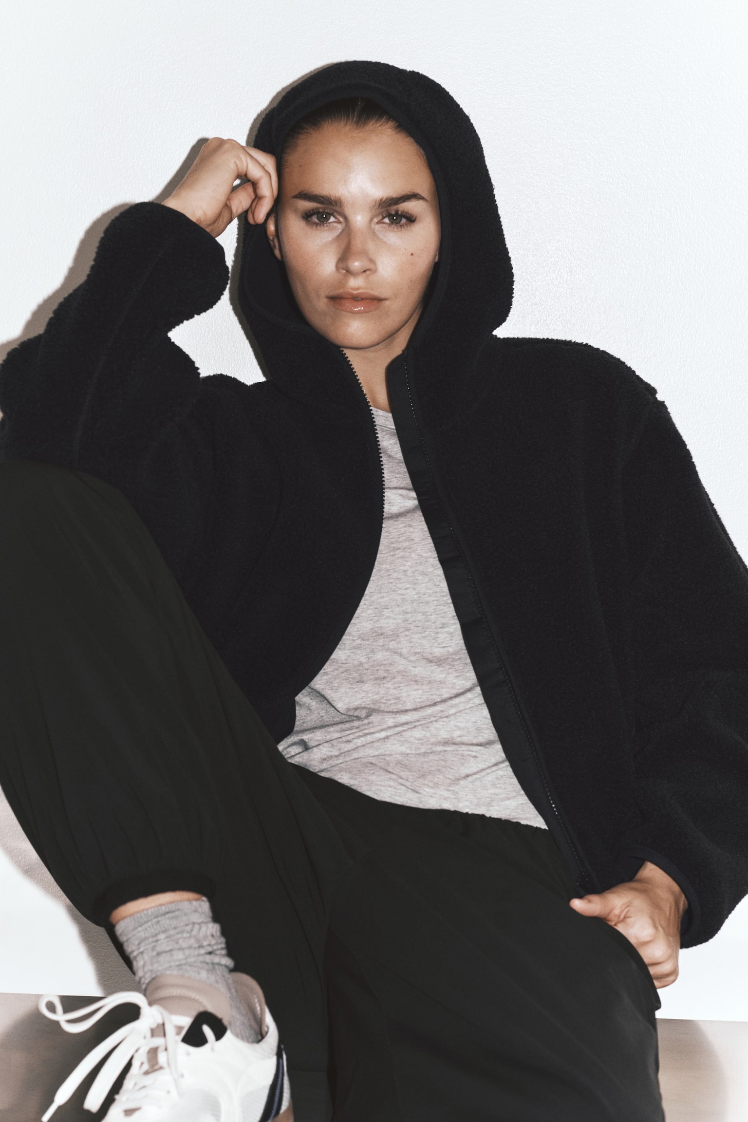 Женская куртка H&M Move Loose-Fit Hooded Teddy Fleece Activewear, цвет: Чёрный — фото 5