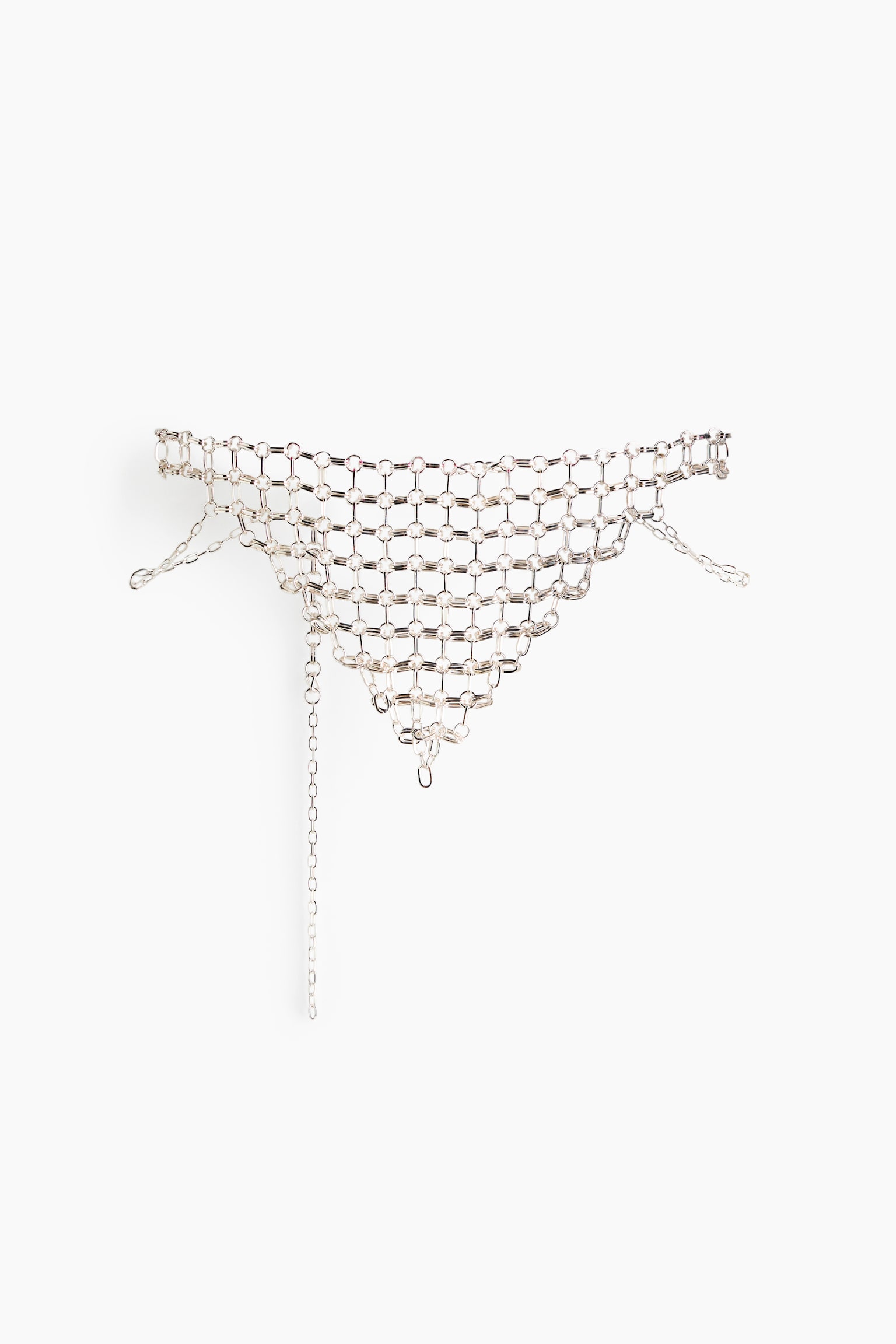 Ã mostrata frontalmente una cintura in maglia metallica color argento, caratterizzata da un pannello a rete triangolare realizzato con anelli metallici intrecciati. Da un lato pende una lunga e sottile catena regolabile, mentre sottili catene drappeggiate si estendono dalle estremitÃ  Ø§ÙØ®Ø§Ø±Ø¬ÙØ©.
