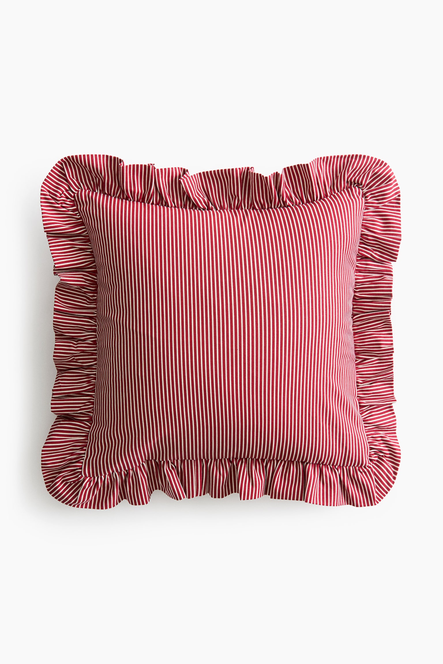 Un coussin dÃ©coratif carrÃ© est prÃ©sentÃ© de face, mettant en valeur un motif de rayures verticales rouges et blanches. Il est dotÃ© dâune bordure froncÃ©e assortie qui encadre les quatre cÃ´tÃ©s.