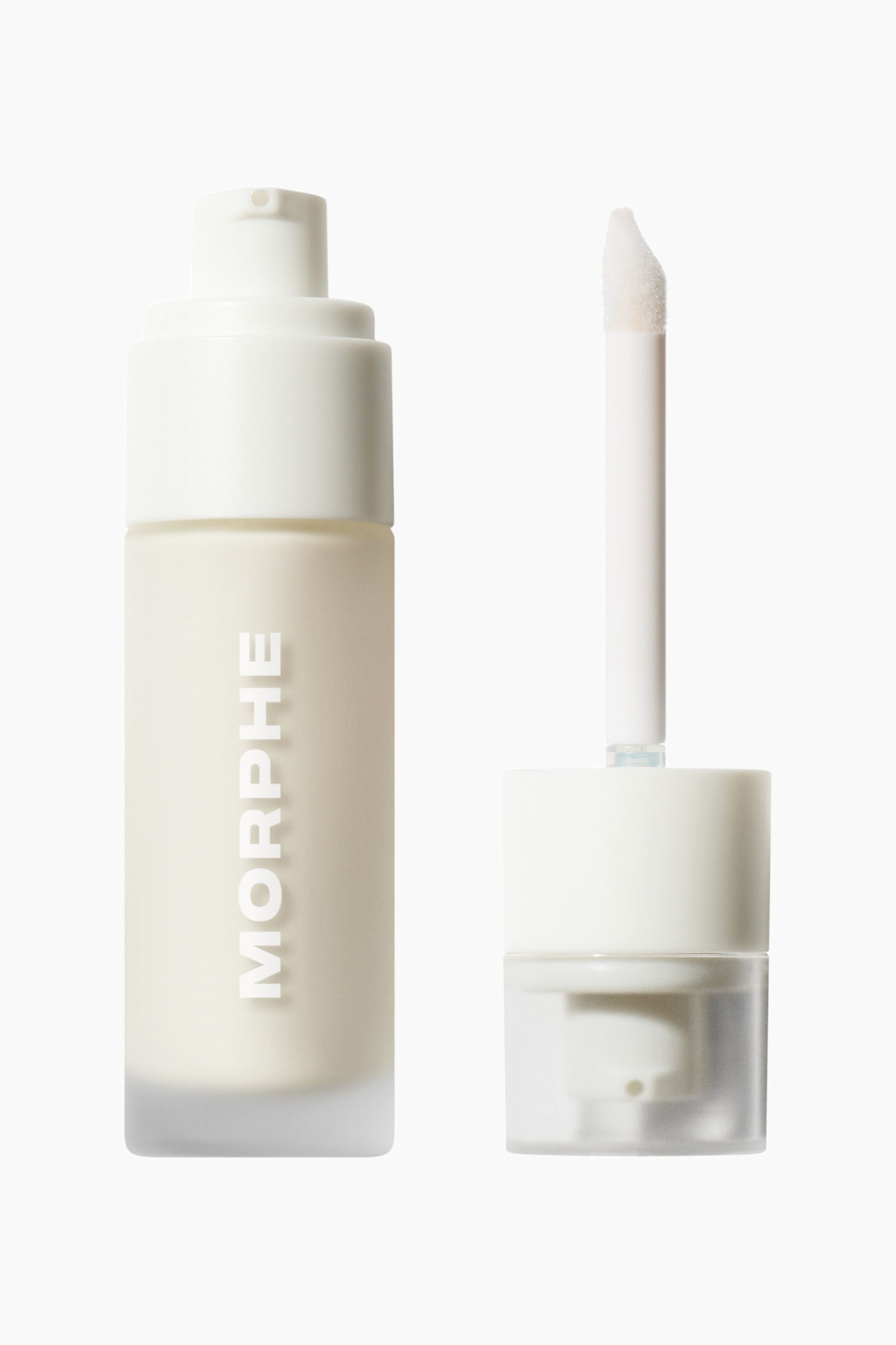 Visa större bild: Morphes Complexion Boost Peptide Glow Serum står upprätt i en frostad glasflaska med vertikal vit branding och en vit pump till vänster. Till höger visas den avtagna korkenheten med ett transparent skyddslock och en lång vit stav med en flockad applikatorände som pekar uppåt.