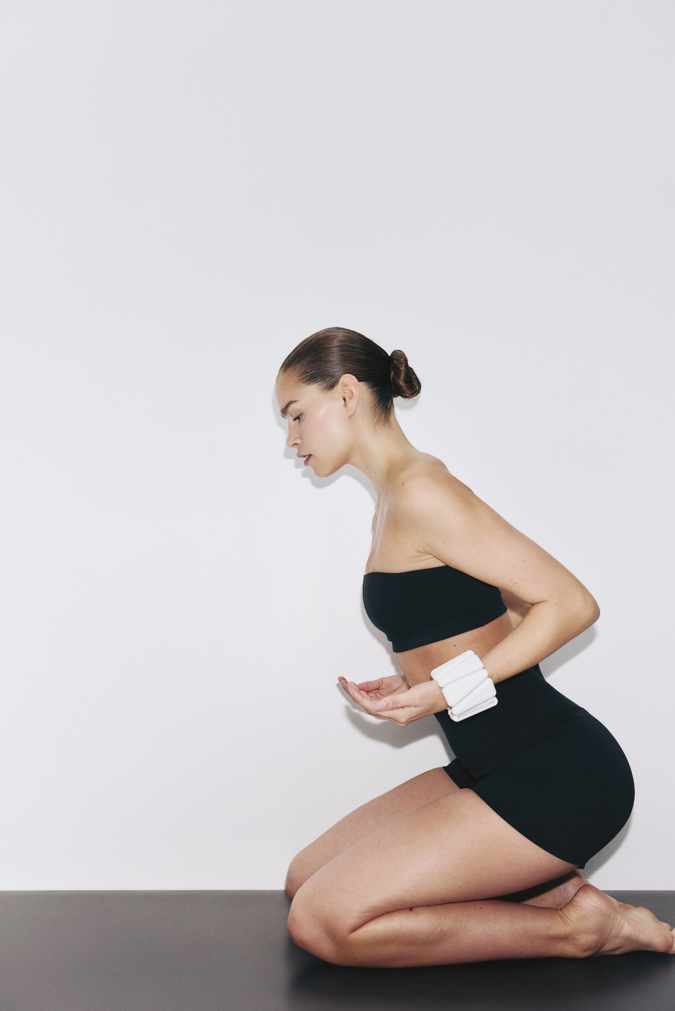 View larger image: Medium support Bandeau Sports bra With SculptMove™ - Black - Ladies | H&M IN 4