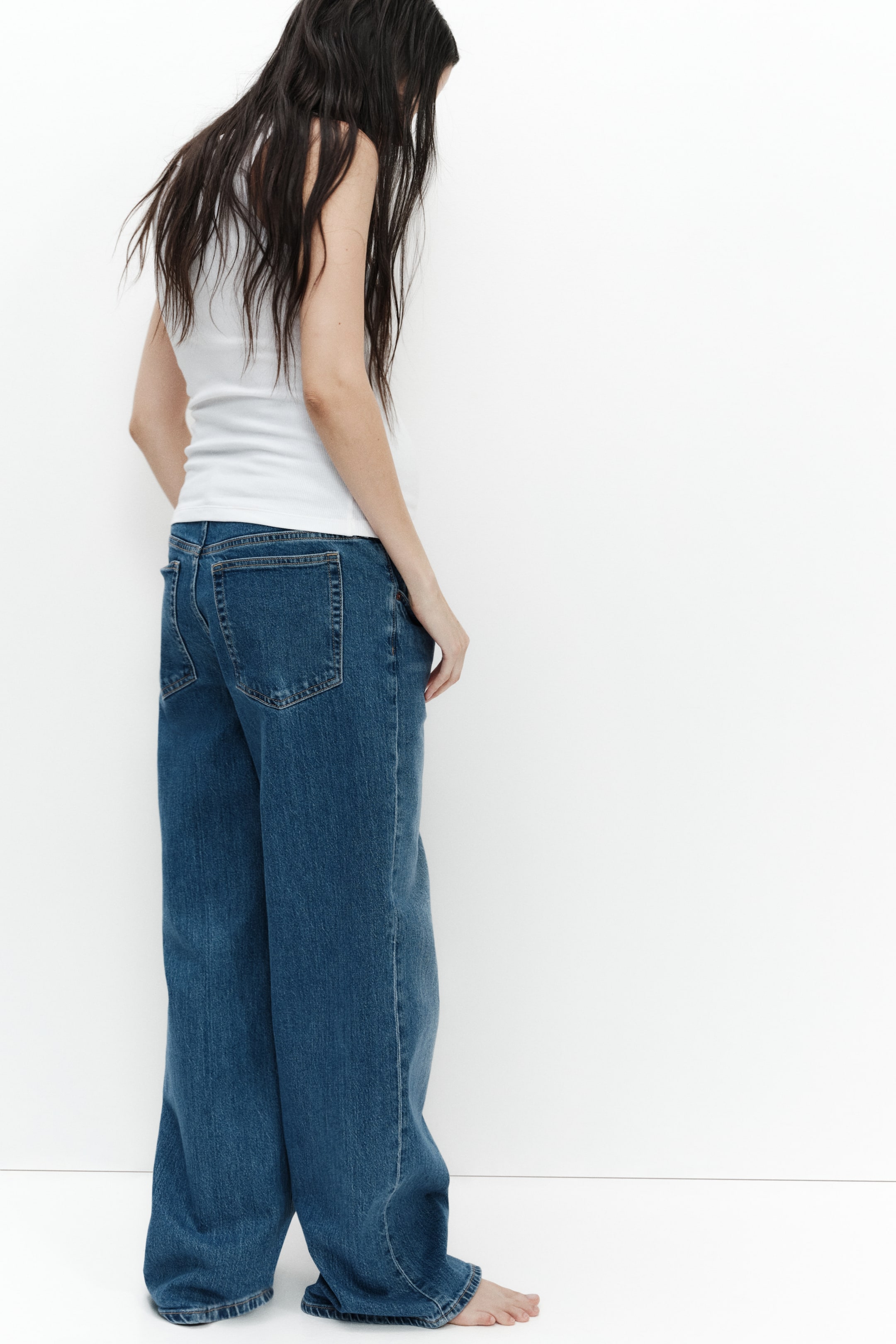 Женские джинсы H&M MAMA Wide Jeans — фото 7