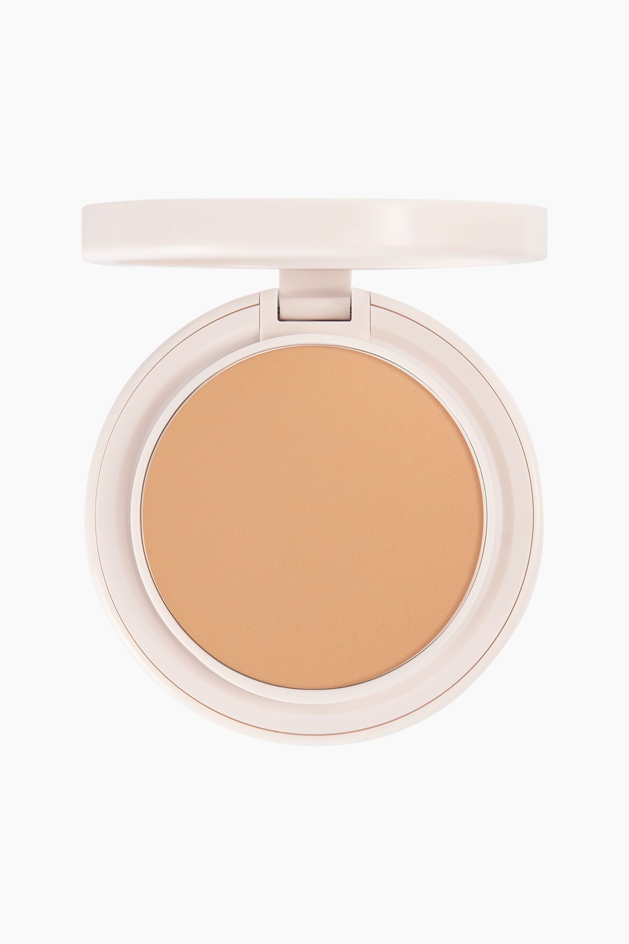 Se større billede: Natural Blur Powder Foundation fremstår i en åben, rund, lyserød pudderdåse, der vender direkte fremad. Pudderdåsen viser en glat, cirkulær pan med mat, presset pudder i en varm, lys-mellem beige nuance.