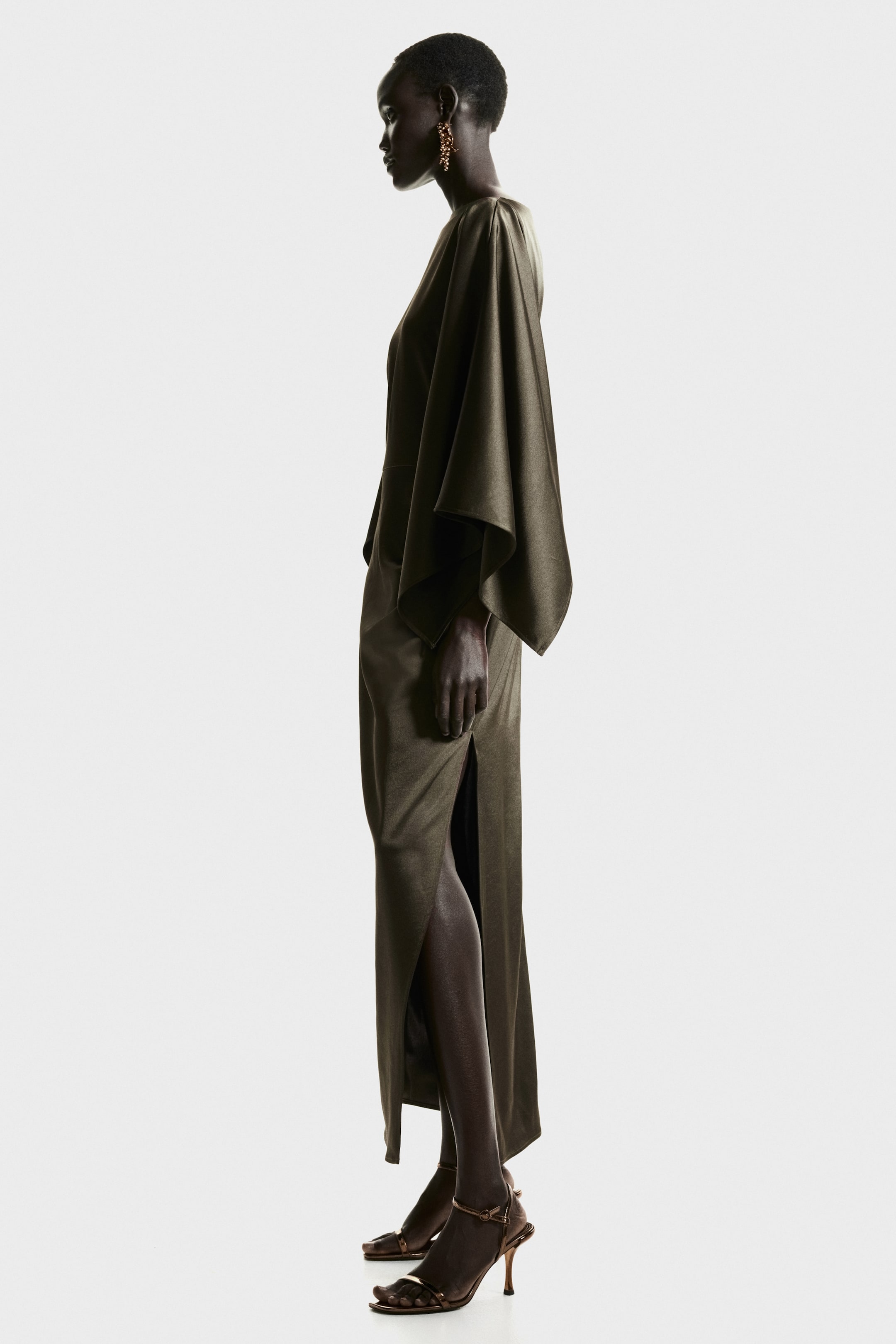 拡大画像を表示: サテンケープワンピース - ダークグリーン - レディース | H&M JP 4