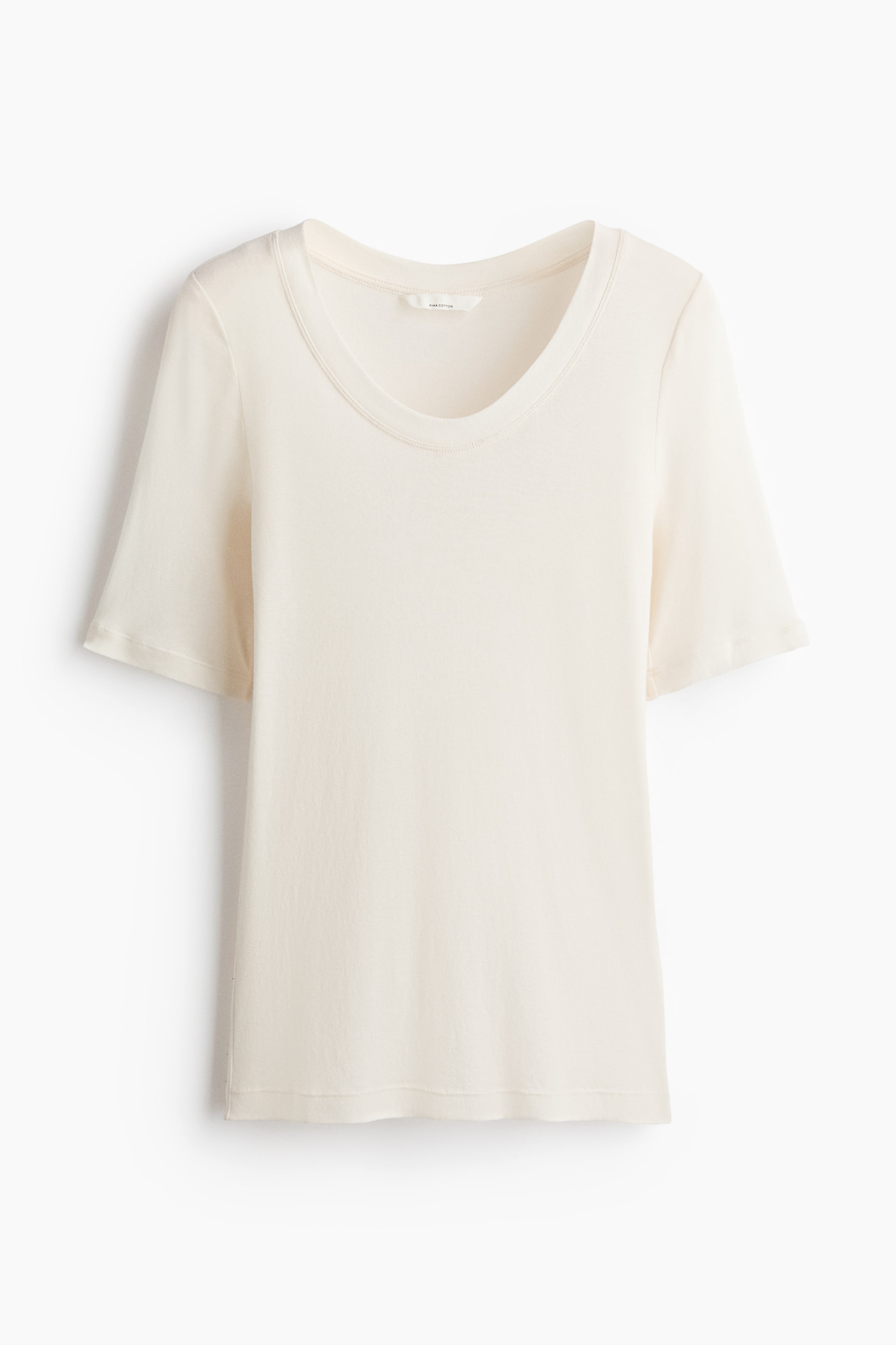 Se større billede: En cremefarvet kortærmet t-shirt præsenterer sin front, med en U-halsudskæring med ribkant, korte ærmer og en lige kant.