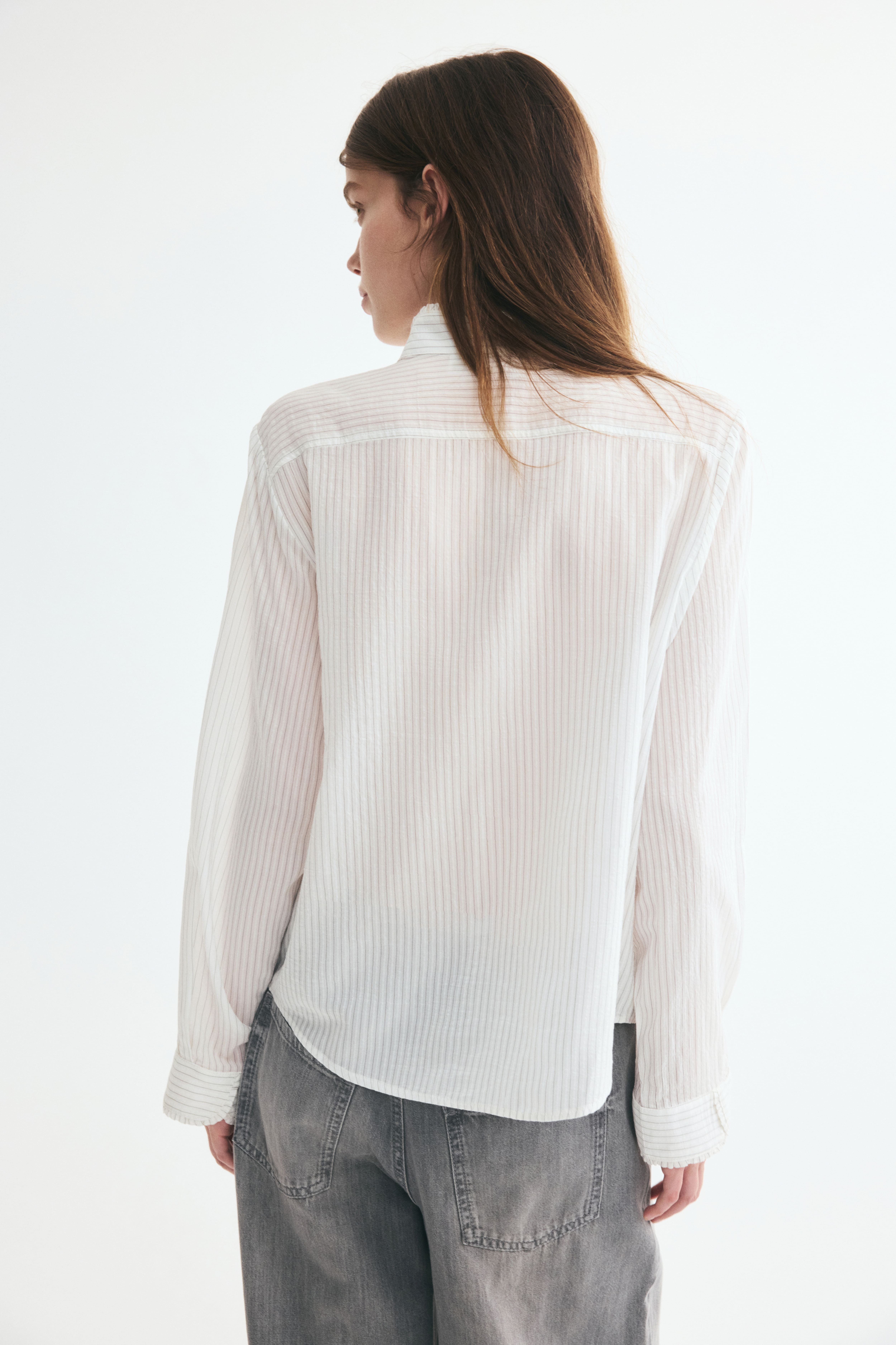 Chemise à col droit avec bords plissés